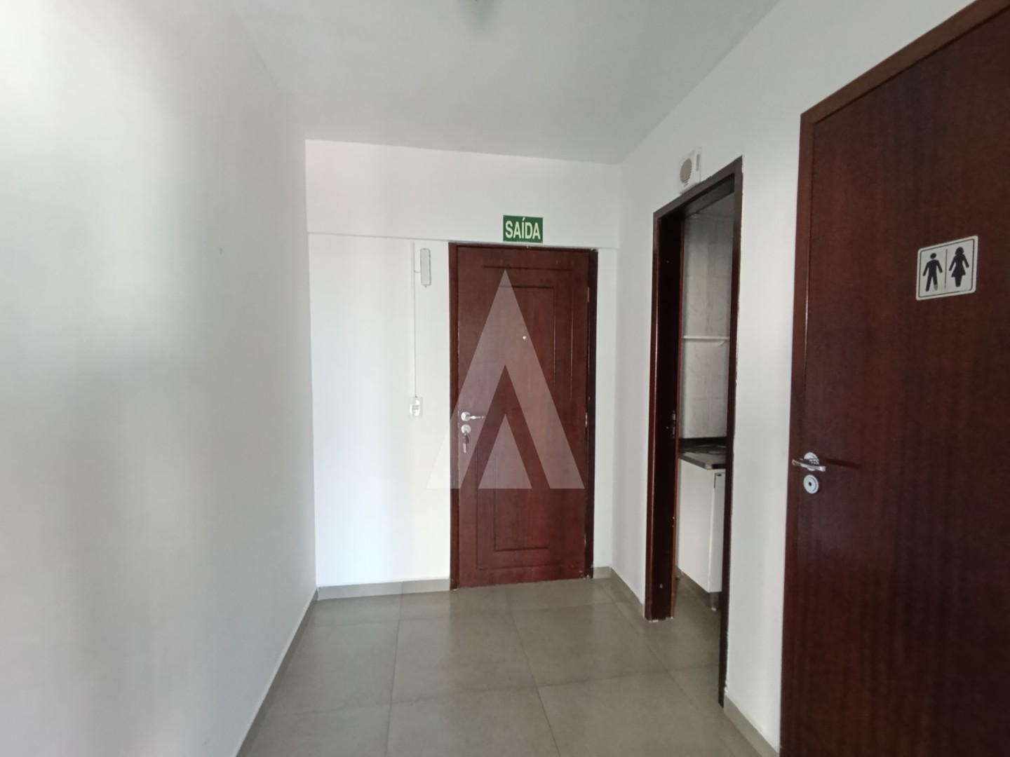 Sala comercial localizada no centro da cidade, composta por 1 banheiro e 1 cozinha — foto 4