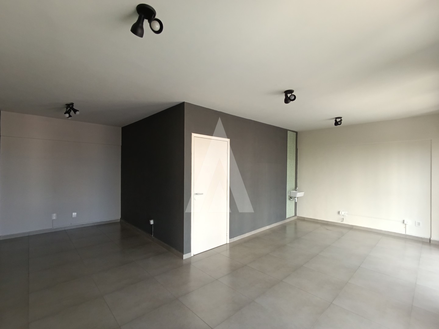Sala comercial localizada no centro da cidade, composta por 1 banheiro e 1 cozinha — foto 6