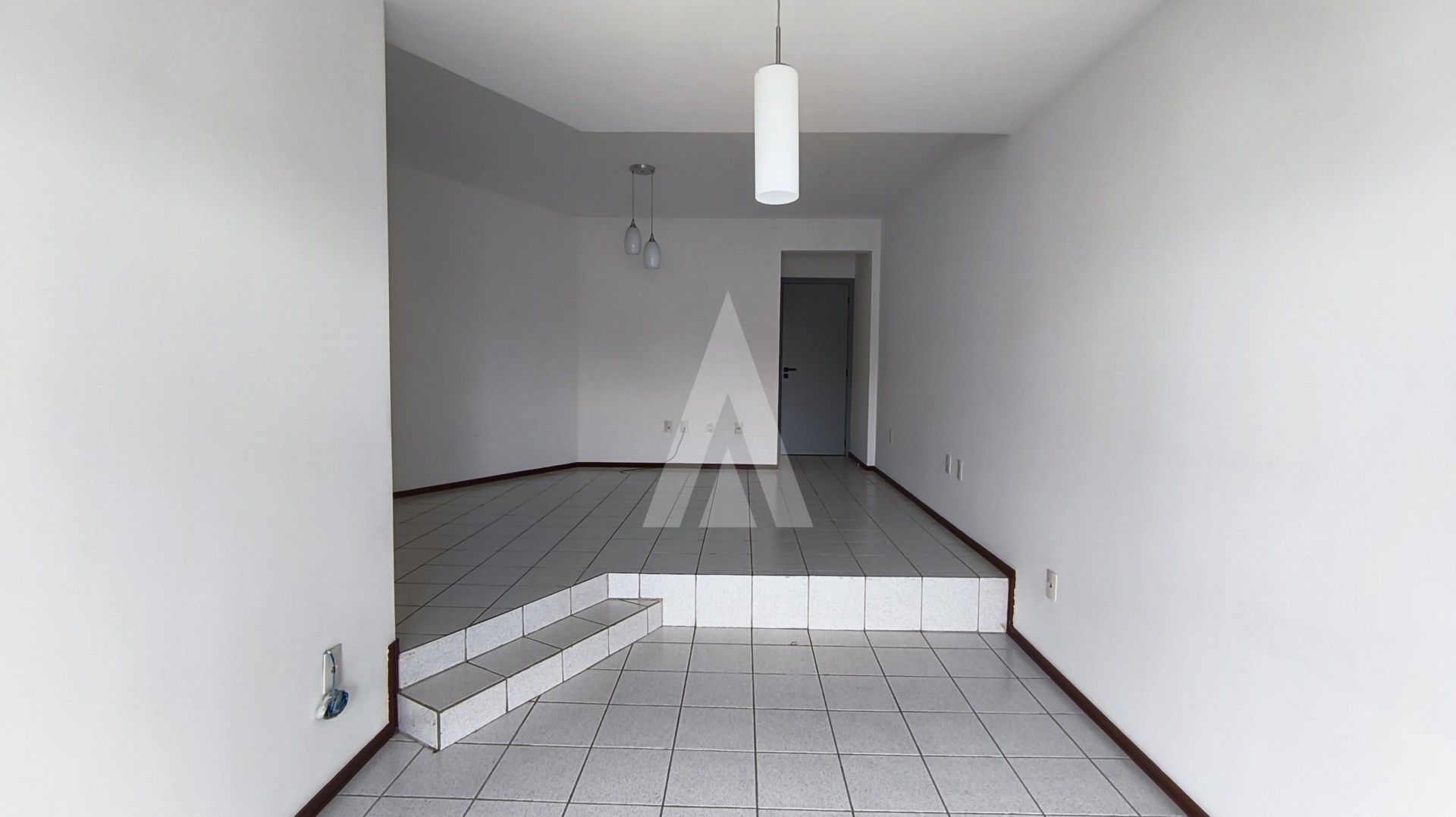 Apartamento com 3 quartos, sendo uma suíte com duas sacadas, elevadores e portaria 24 horas no bairro atiradores. — foto 3