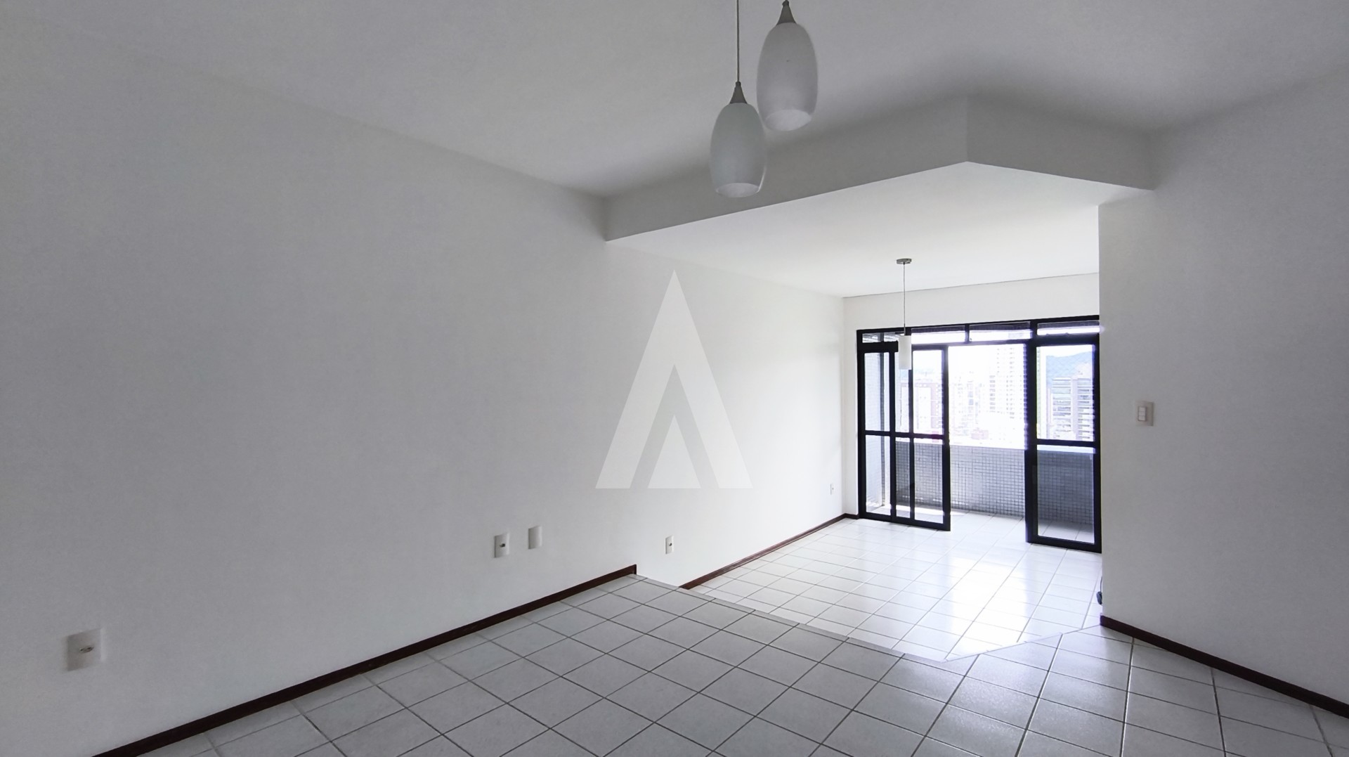 Apartamento com 3 quartos, sendo uma suíte com duas sacadas, elevadores e portaria 24 horas no bairro atiradores. — foto 2