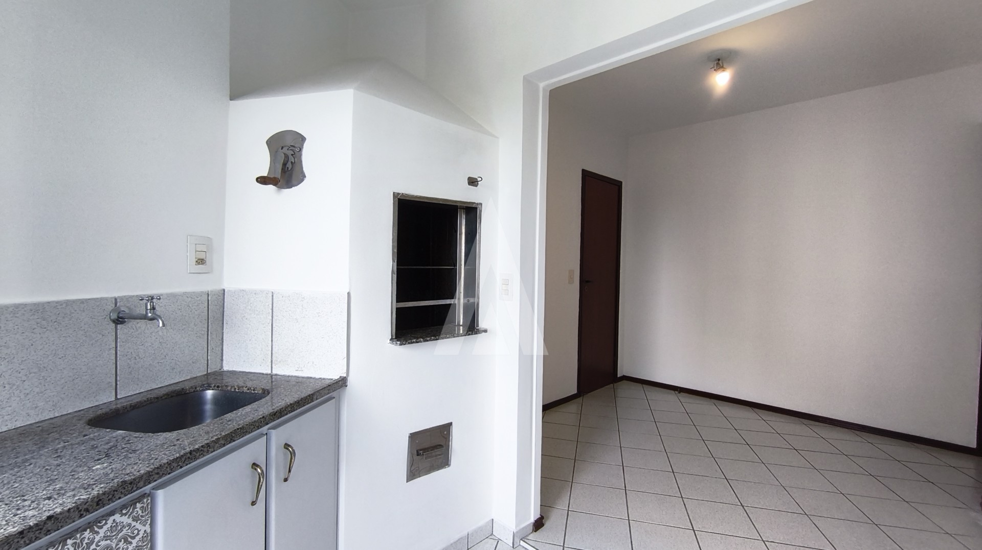 Apartamento com 3 quartos, sendo uma suíte com duas sacadas, elevadores e portaria 24 horas no bairro atiradores. — foto 4