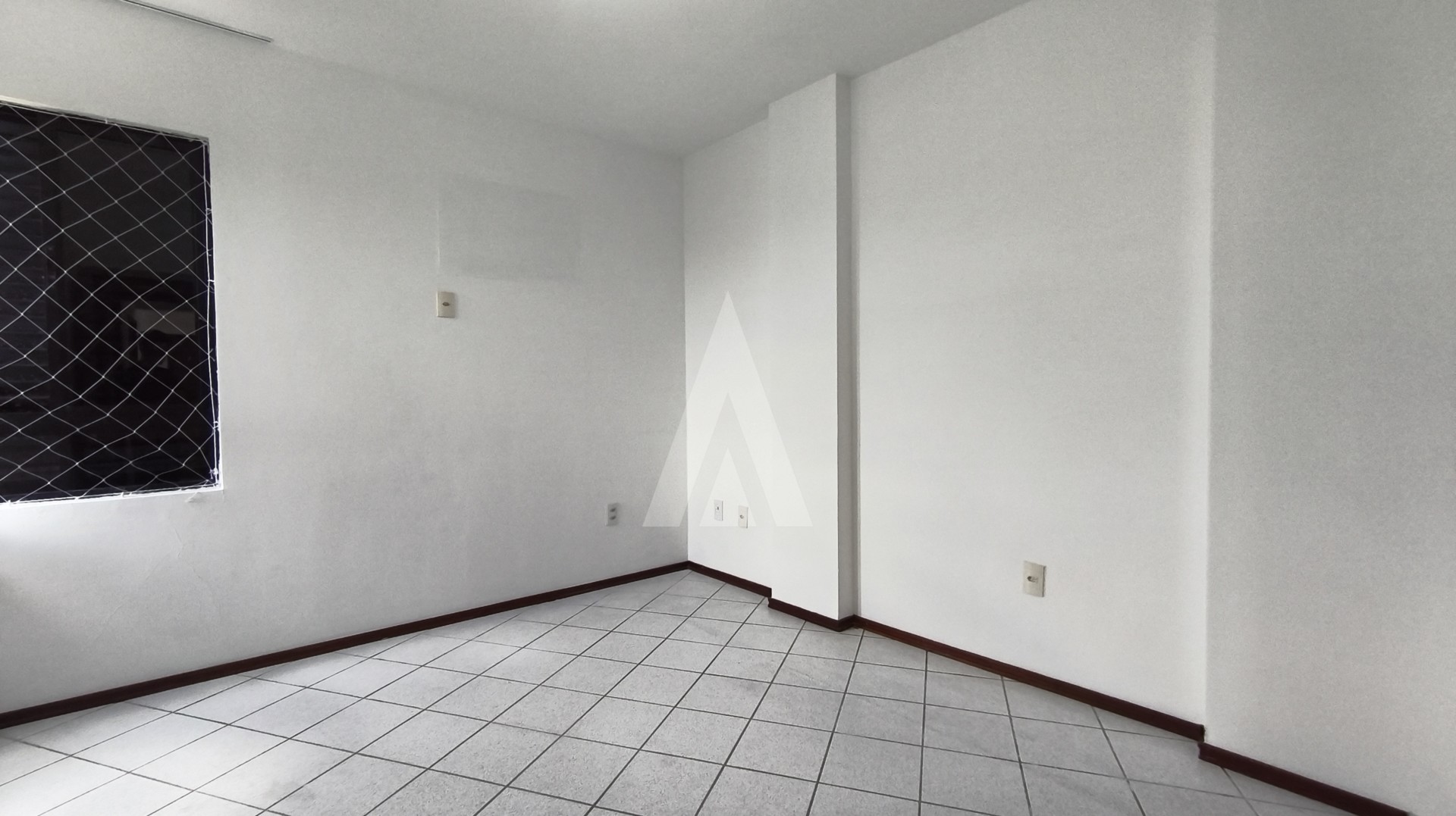 Apartamento com 3 quartos, sendo uma suíte com duas sacadas, elevadores e portaria 24 horas no bairro atiradores. — foto 7