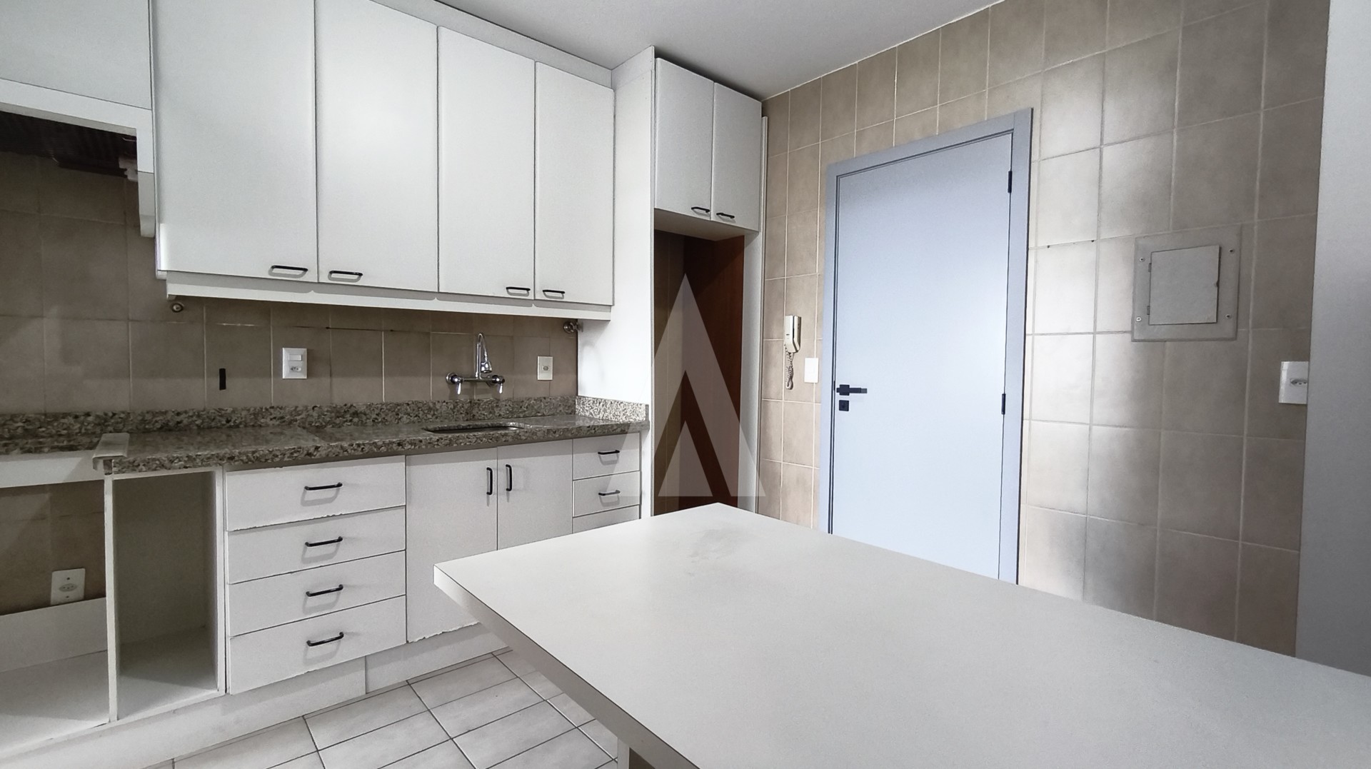 Apartamento com 3 quartos, sendo uma suíte com duas sacadas, elevadores e portaria 24 horas no bairro atiradores. — foto 5