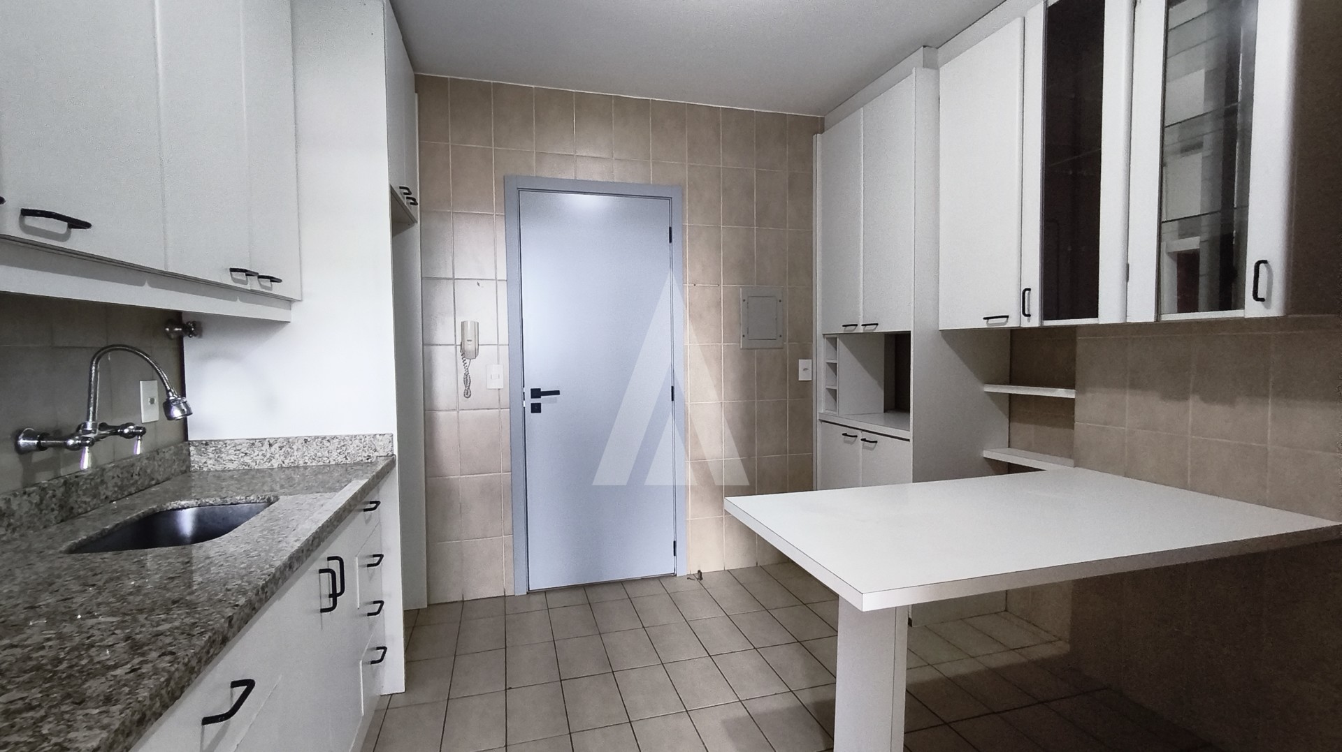 Apartamento com 3 quartos, sendo uma suíte com duas sacadas, elevadores e portaria 24 horas no bairro atiradores. — foto 6