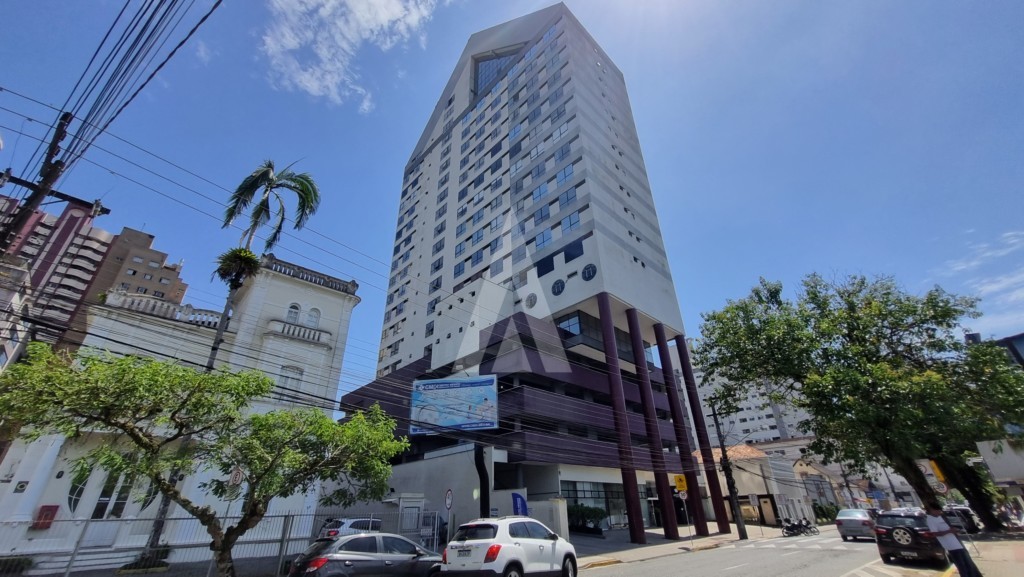 Sala comercial no centro de 110m com amplo espaço, dois lavabos e 01 vaga de garagem, possui hall de entrada, recepção, elevado - foto 1