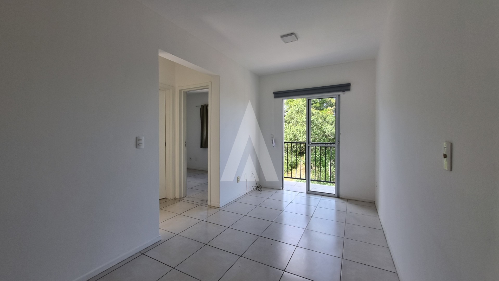 Apartamento com 02 quartos, e cozinha com armários no bairro Petrópolis. — foto 2
