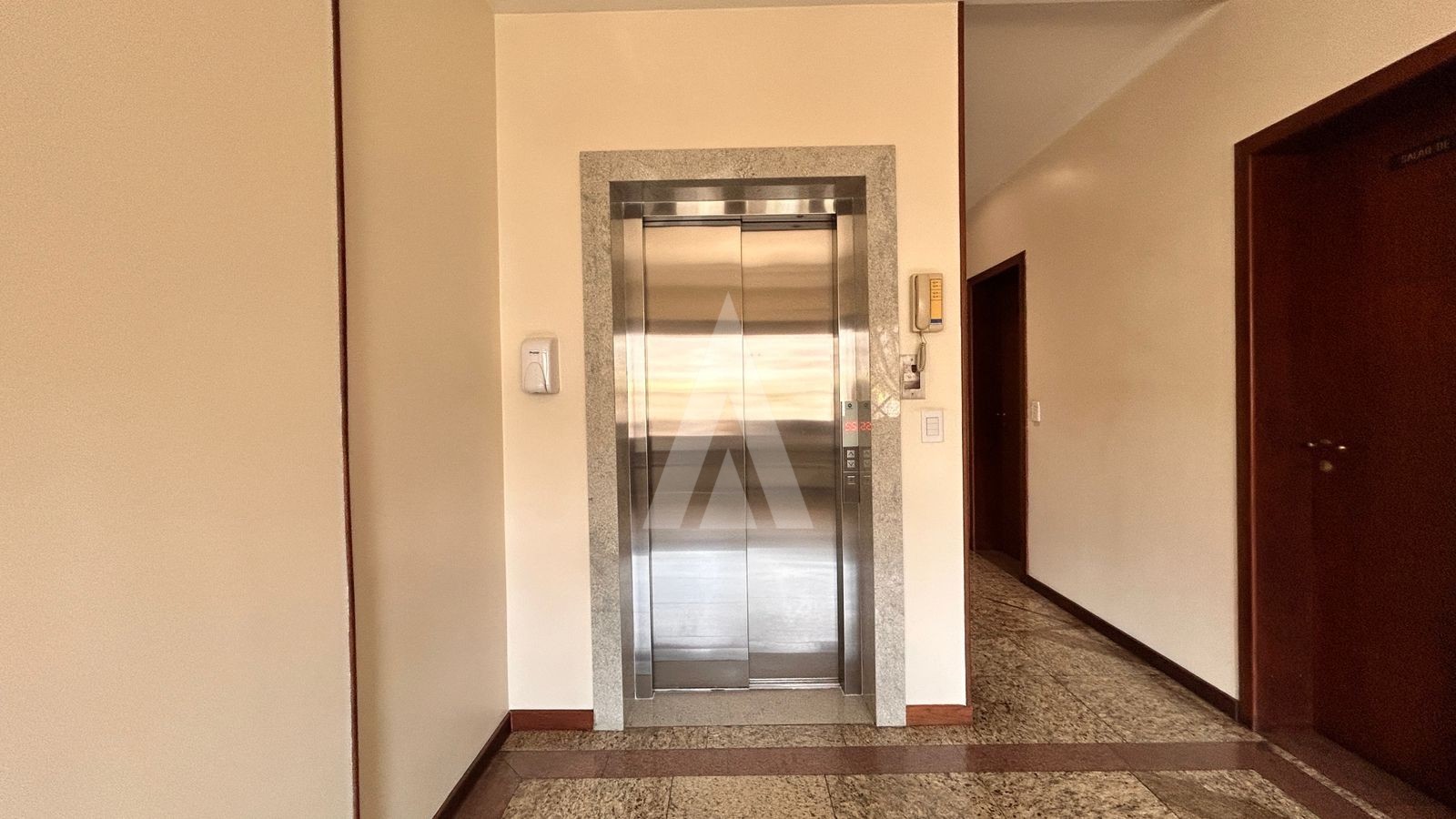 APARTAMENTO SEMI MOBILIADO COM 4 QUARTOS SENDO 2 SUÍTES, CHURRASQUEIRA NO CENTRO DE JOINVILLE. — foto 4