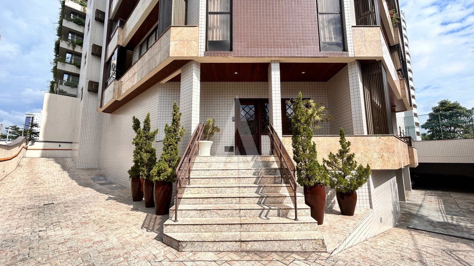 APARTAMENTO SEMI MOBILIADO COM 4 QUARTOS SENDO 2 SUÍTES, CHURRASQUEIRA NO CENTRO DE JOINVILLE. — foto 2