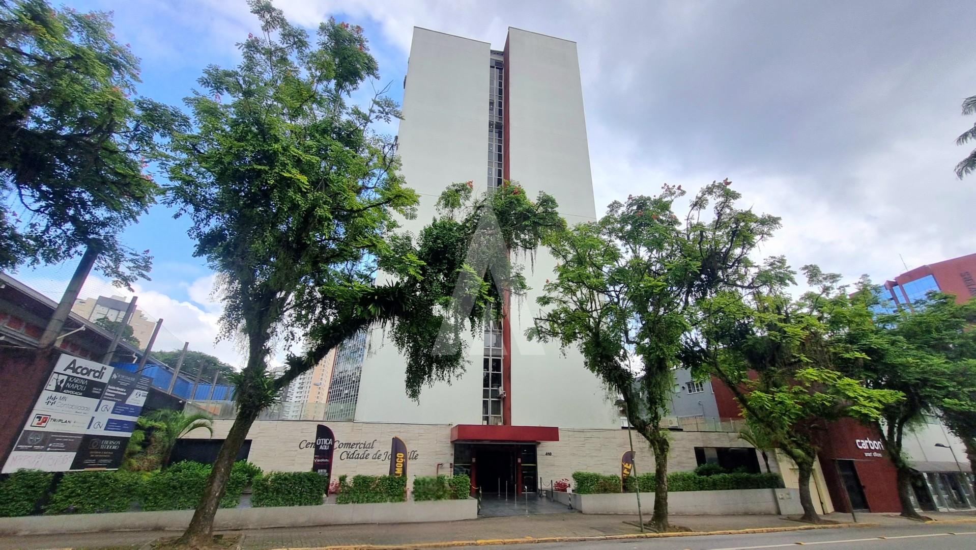 Sala no centro de Joinville, com um amplo espaço, copa e 1 banheiro social. - foto 1