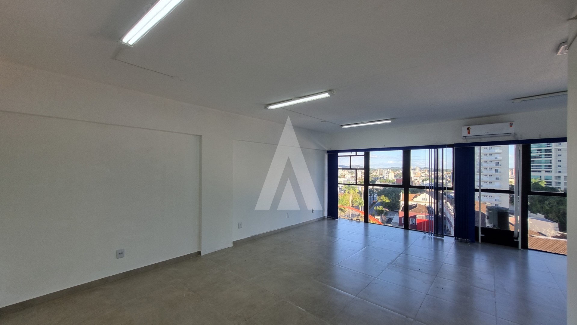 Sala no centro de Joinville, com um amplo espaço, copa e 1 banheiro social. — foto 2
