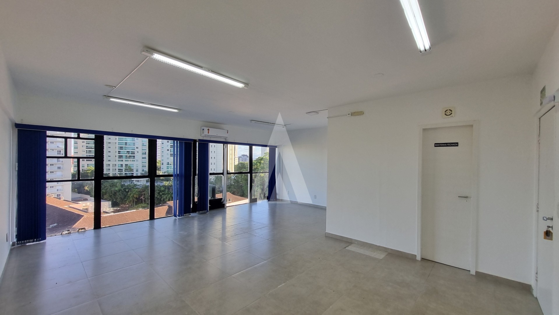 Sala no centro de Joinville, com um amplo espaço, copa e 1 banheiro social. — foto 4