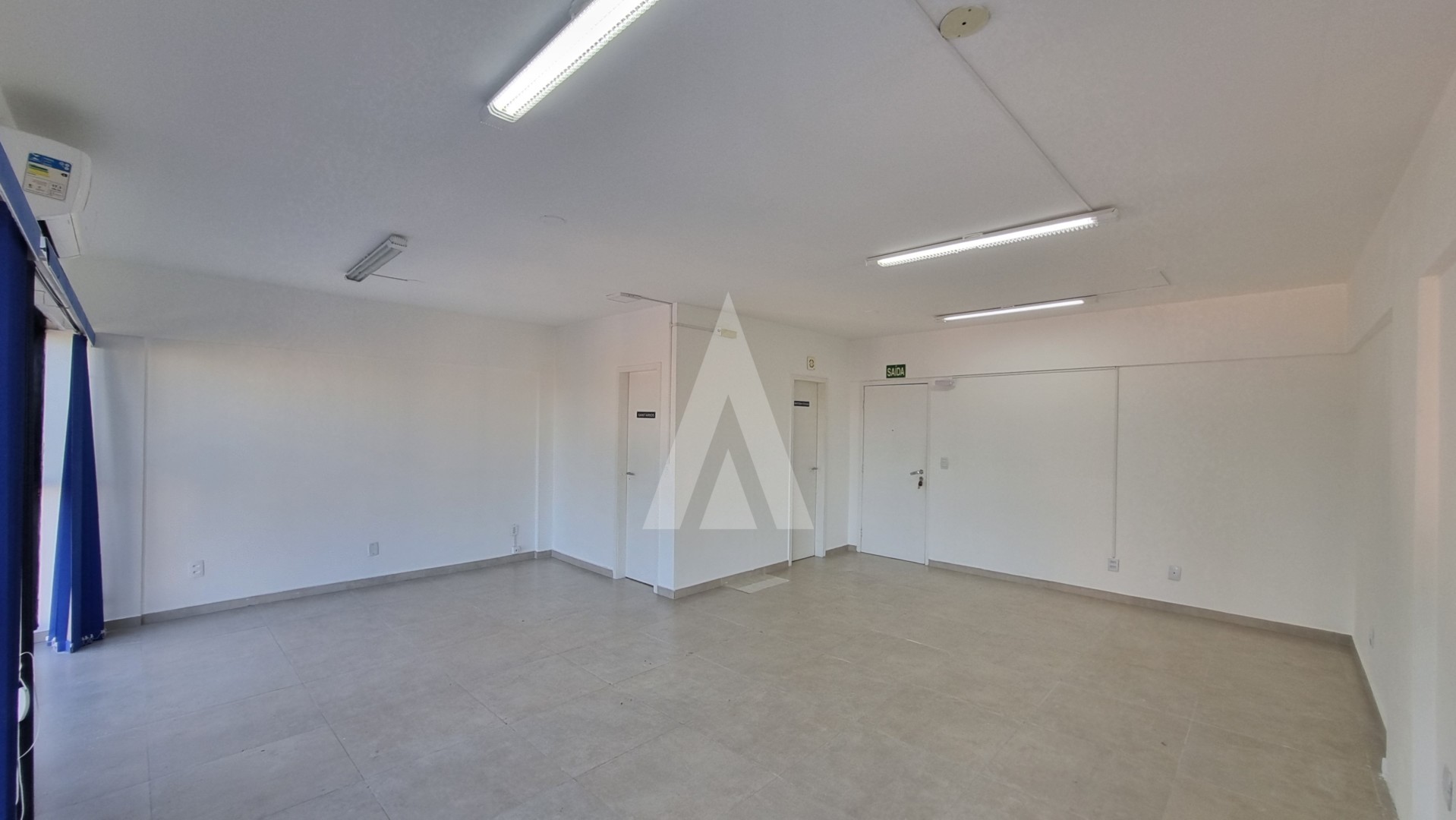 Sala no centro de Joinville, com um amplo espaço, copa e 1 banheiro social. — foto 5