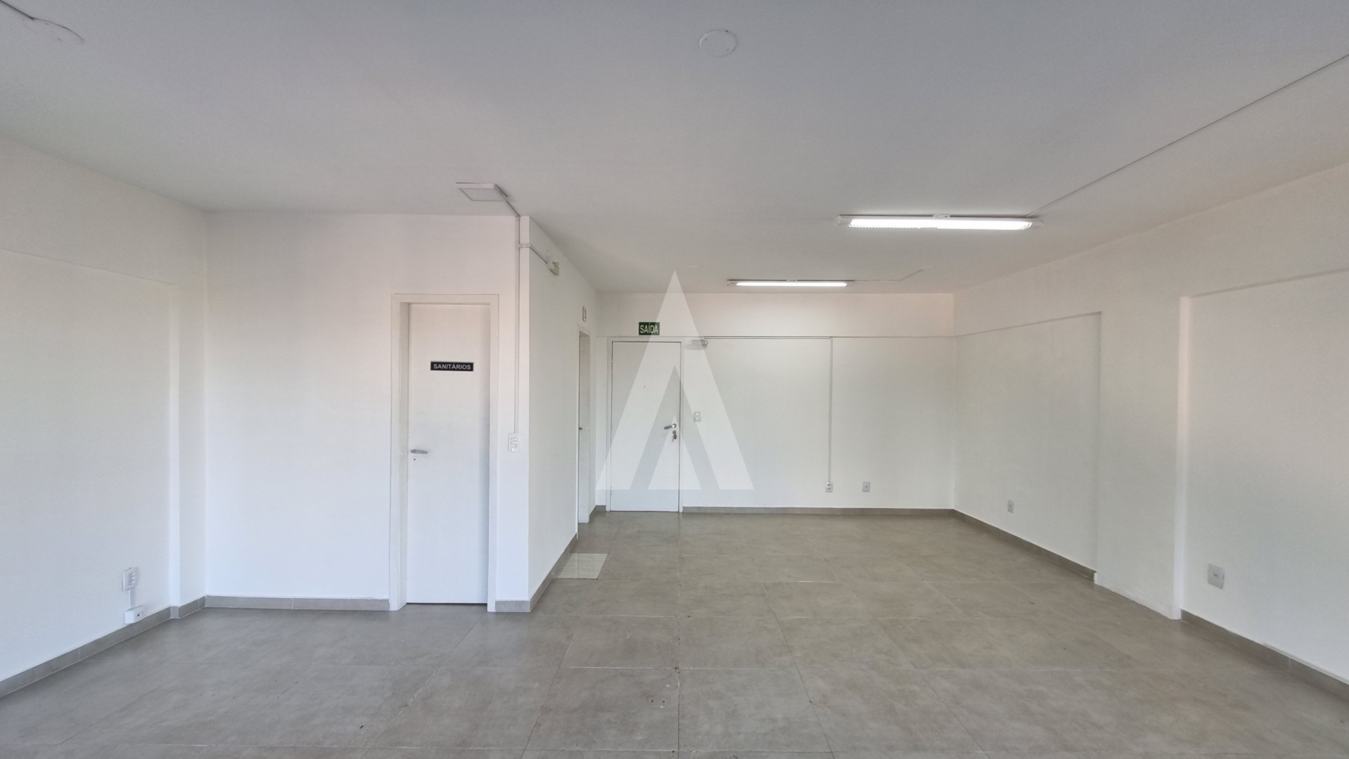 Sala no centro de Joinville, com um amplo espaço, copa e 1 banheiro social. — foto 6