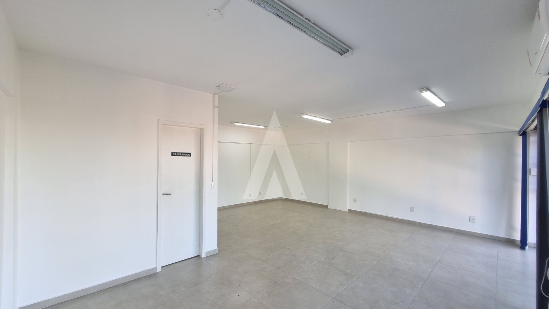 Sala no centro de Joinville, com um amplo espaço, copa e 1 banheiro social. — foto 7