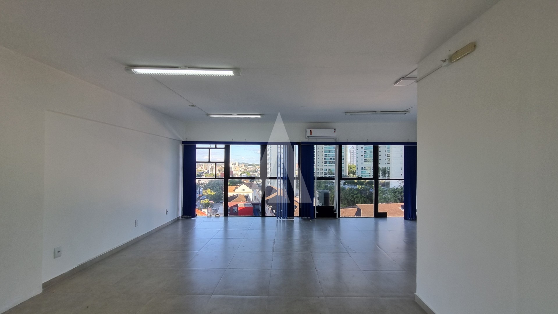 Sala no centro de Joinville, com um amplo espaço, copa e 1 banheiro social. — foto 3