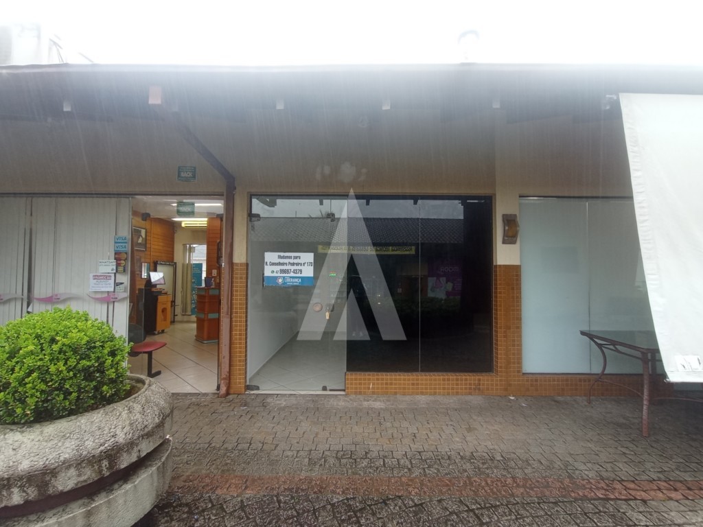 Sala comercial no centro de Pirabeiraba, em ponto estratégico e com excelente visibilidade - foto 1