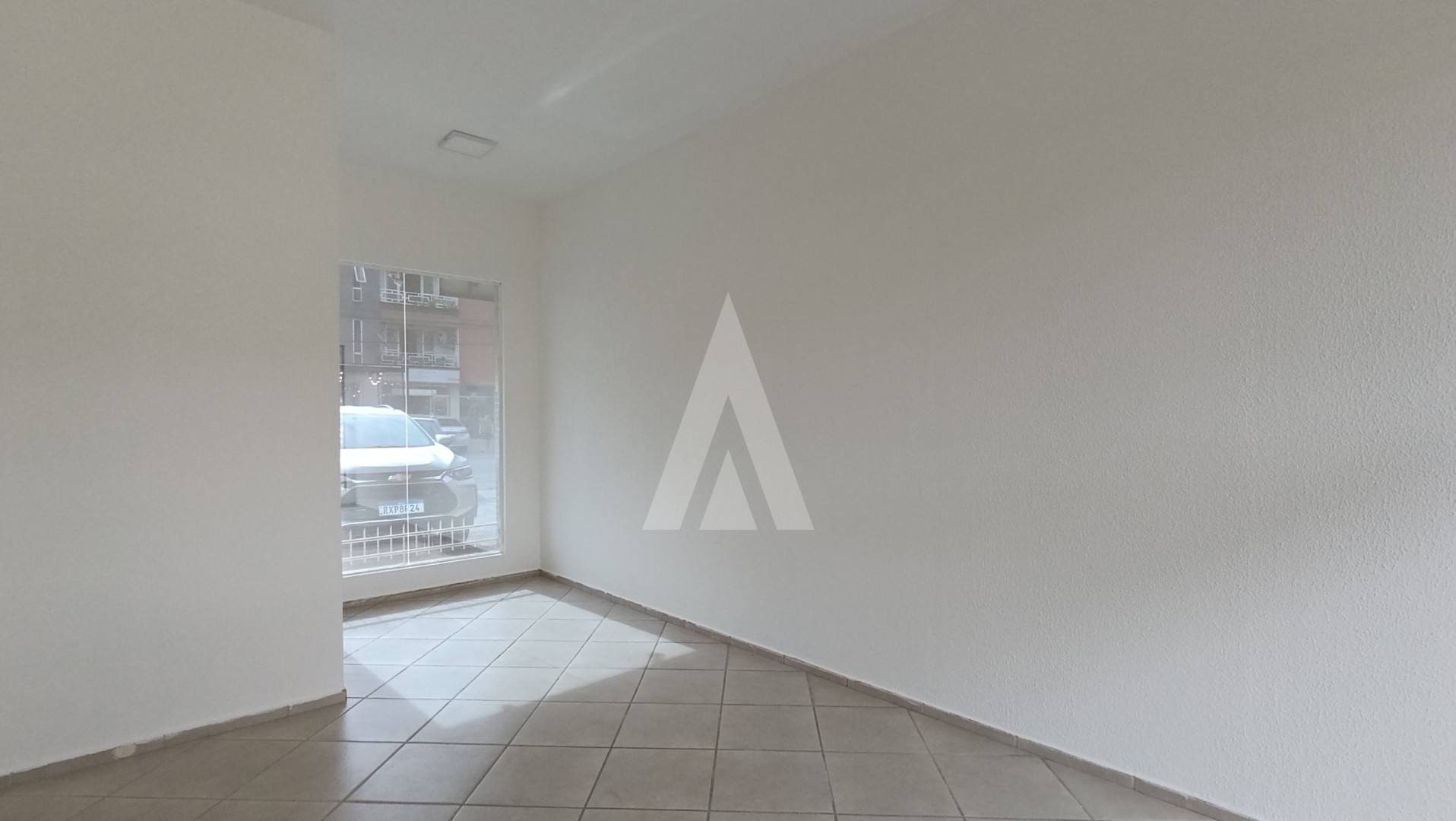 Sala comercial no centro de Pirabeiraba, em ponto estratégico e com excelente visibilidade — foto 3