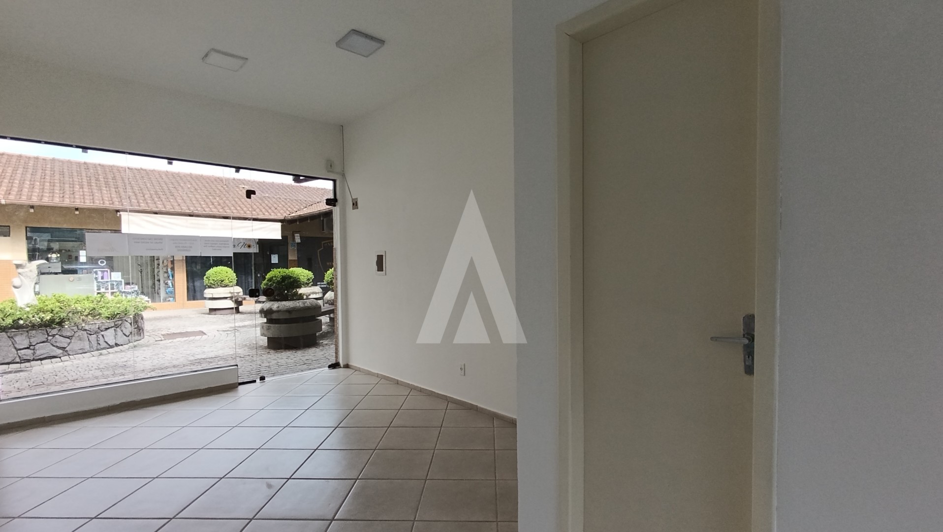 Sala comercial no centro de Pirabeiraba, em ponto estratégico e com excelente visibilidade — foto 4