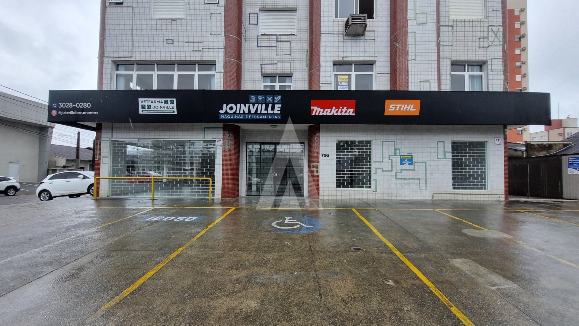 Loja comercial com 4 salas, cozinha, 4 lavabos e estacionamento frontal no bairro América. - foto 1