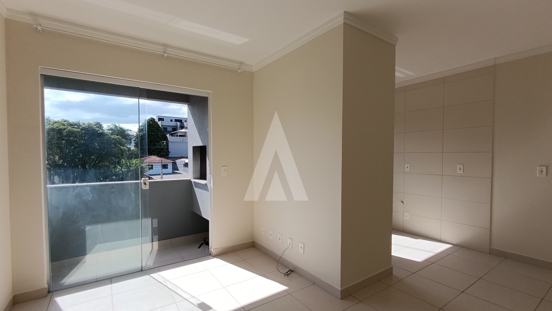 Apartamento com 2 quartos, localizado no bairro Iririú, com 1 vaga de garagem coberta. — foto 2