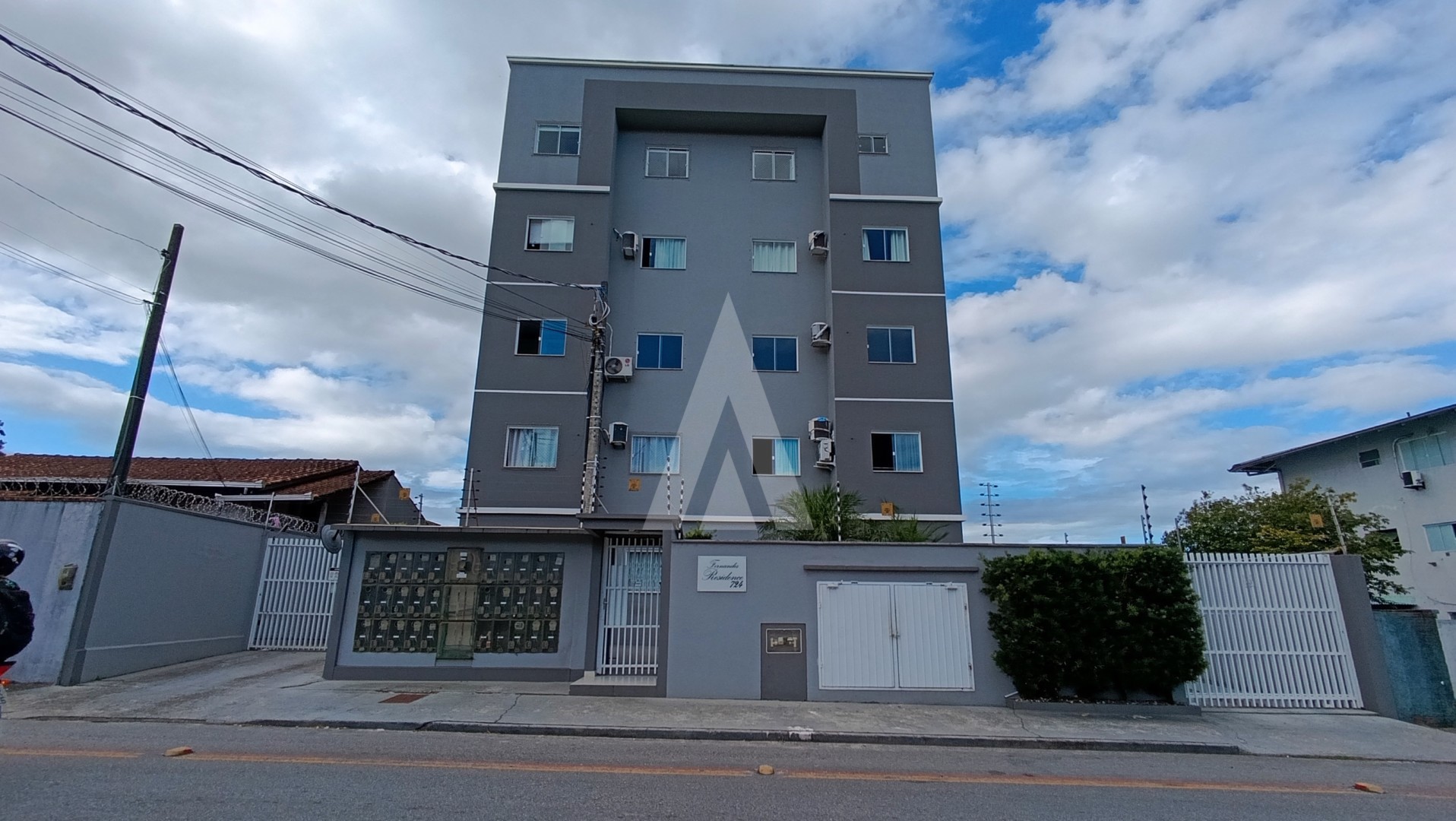Apartamento com 2 quartos, localizado no bairro Iririú, com 1 vaga de garagem coberta. - foto 1