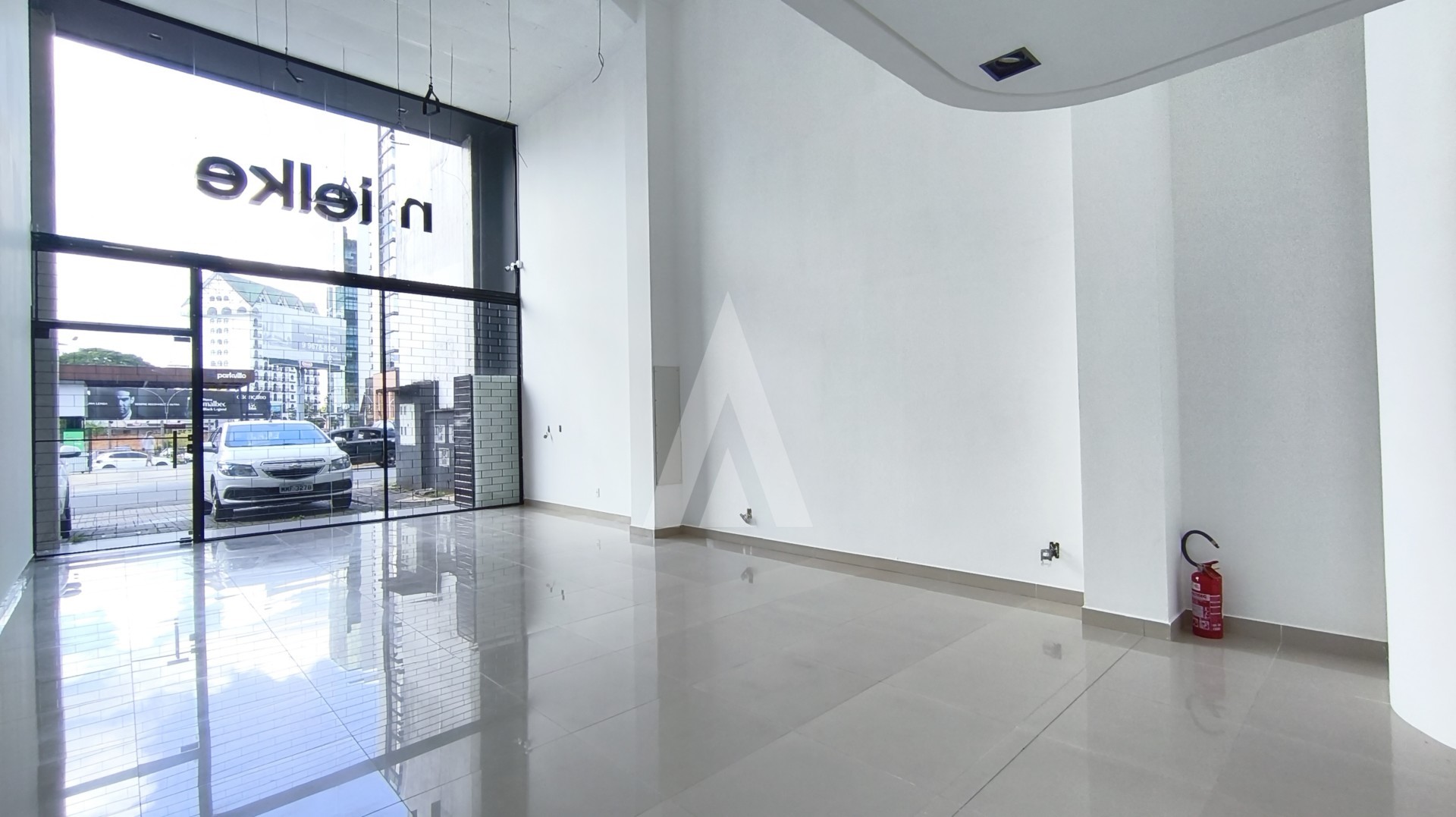 Imóvel comercial no bairro centro, com banheiro e sala interna, estacionamento rotativo. — foto 5