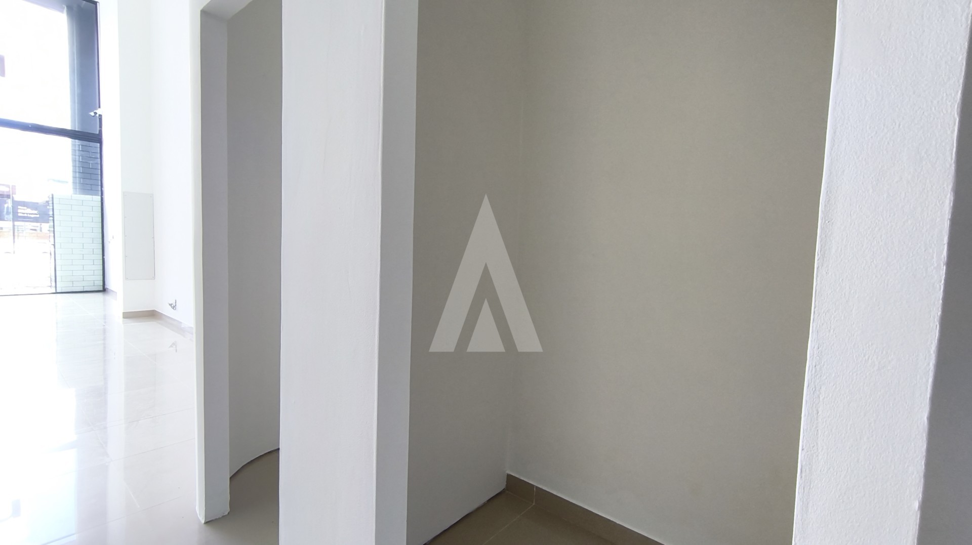 Imóvel comercial no bairro centro, com banheiro e sala interna, estacionamento rotativo. — foto 6