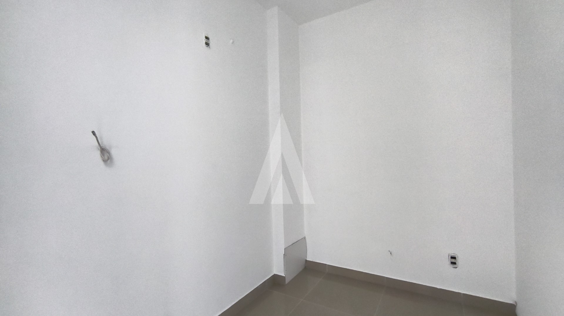 Imóvel comercial no bairro centro, com banheiro e sala interna, estacionamento rotativo. — foto 7