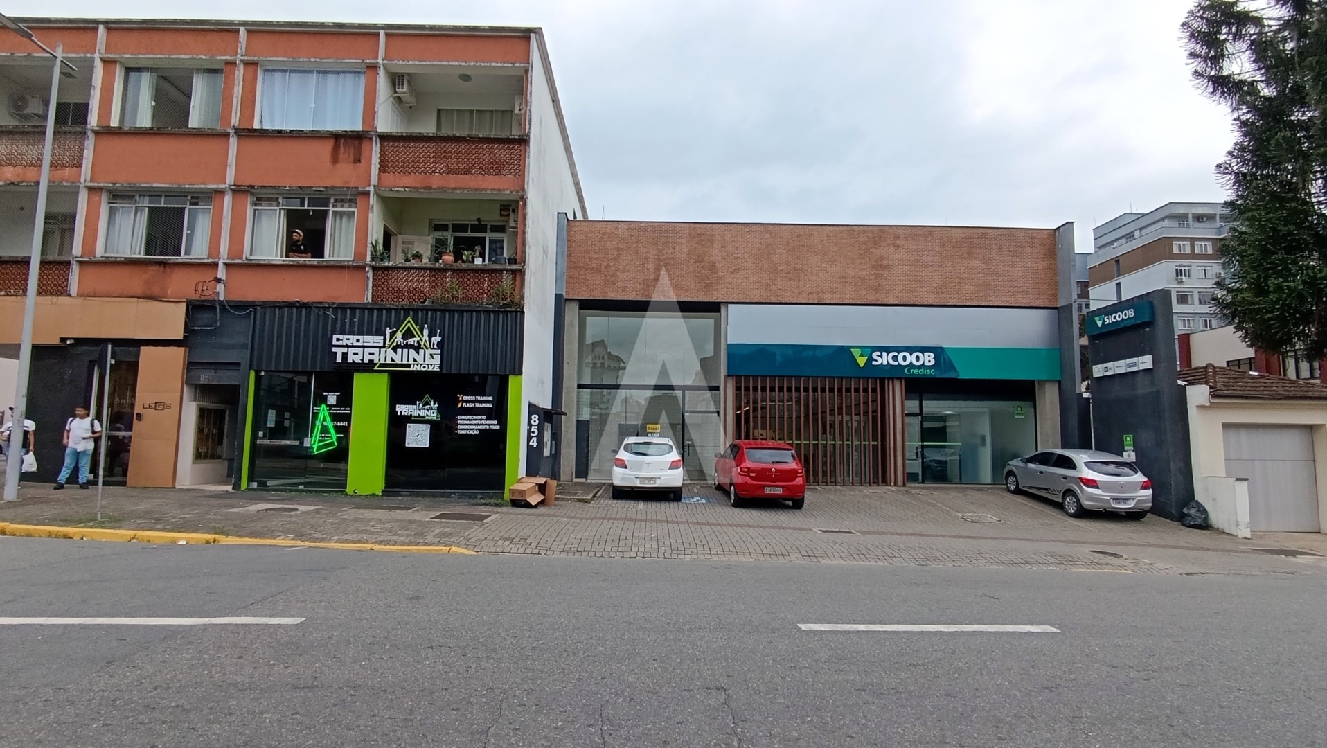 Imóvel comercial no bairro centro, com banheiro e sala interna, estacionamento rotativo. - foto 1