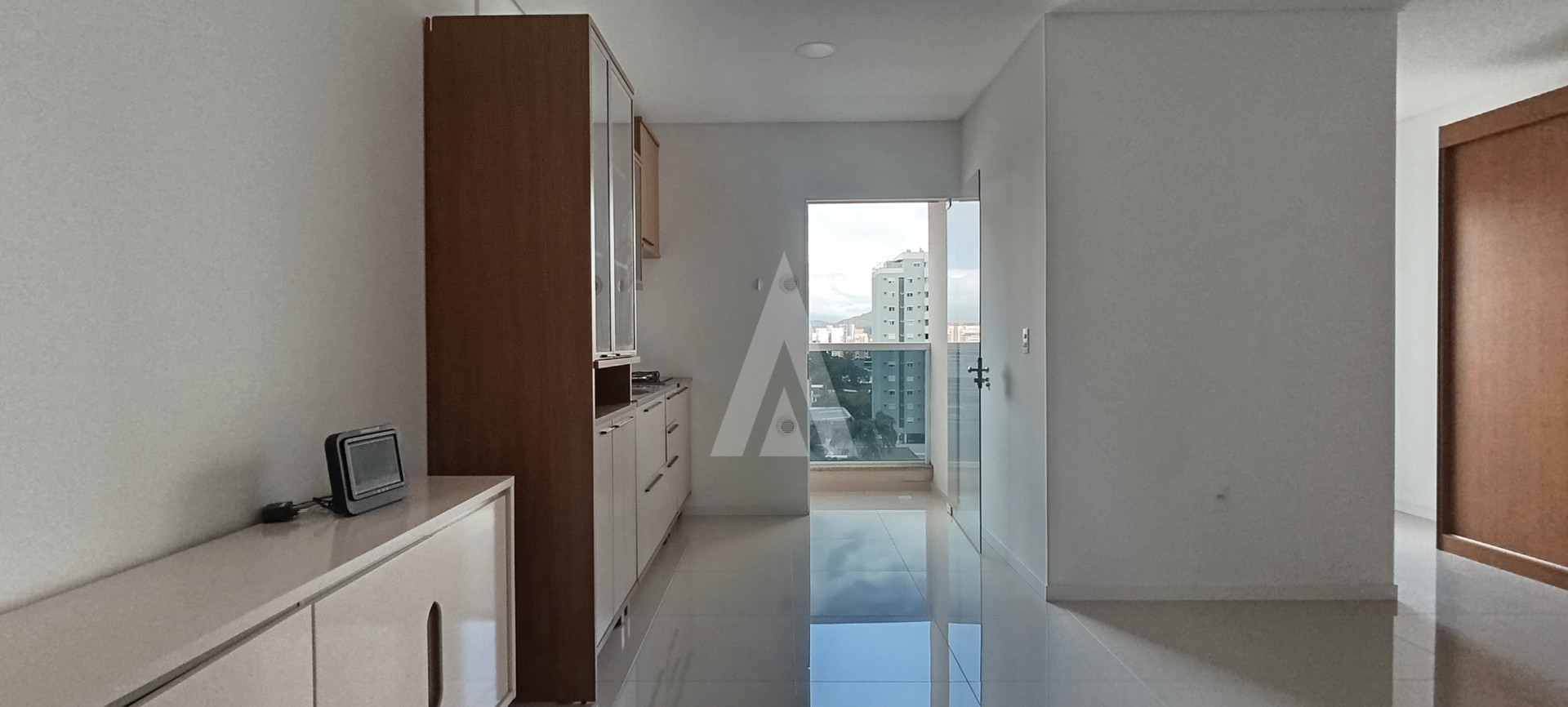 Apartamento estilo estúdio com vaga de garagem, bairro Bucarein. — foto 2