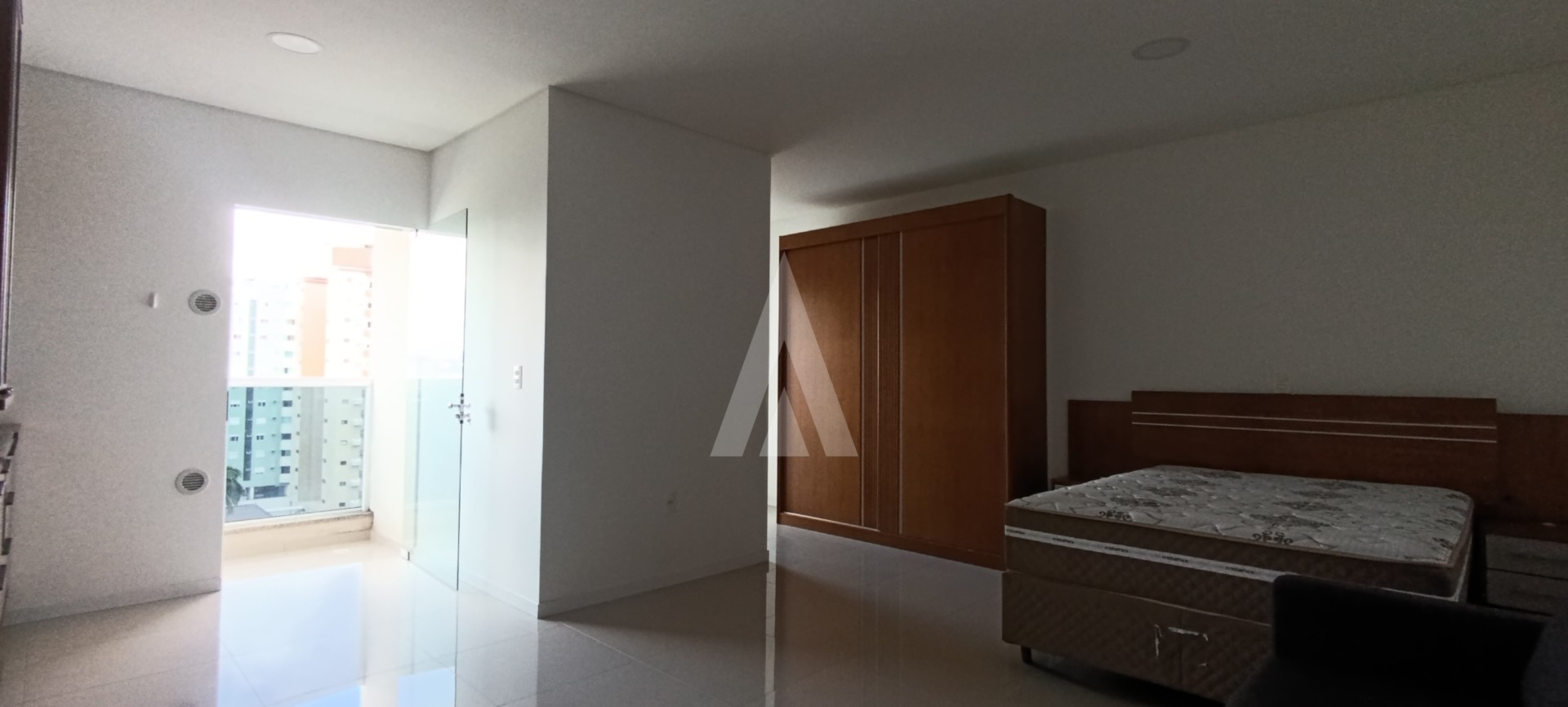 Apartamento estilo estúdio com vaga de garagem, bairro Bucarein. — foto 3