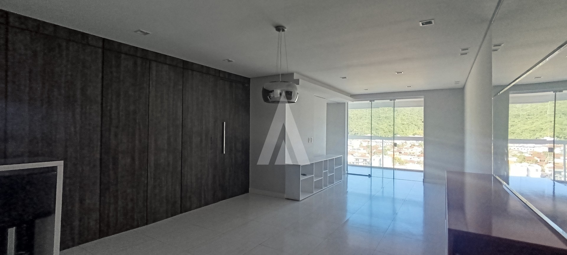 Apartamento com 02 quartos, sendo suítes e sacada com churrasqueira no Saguaçu. — foto 2