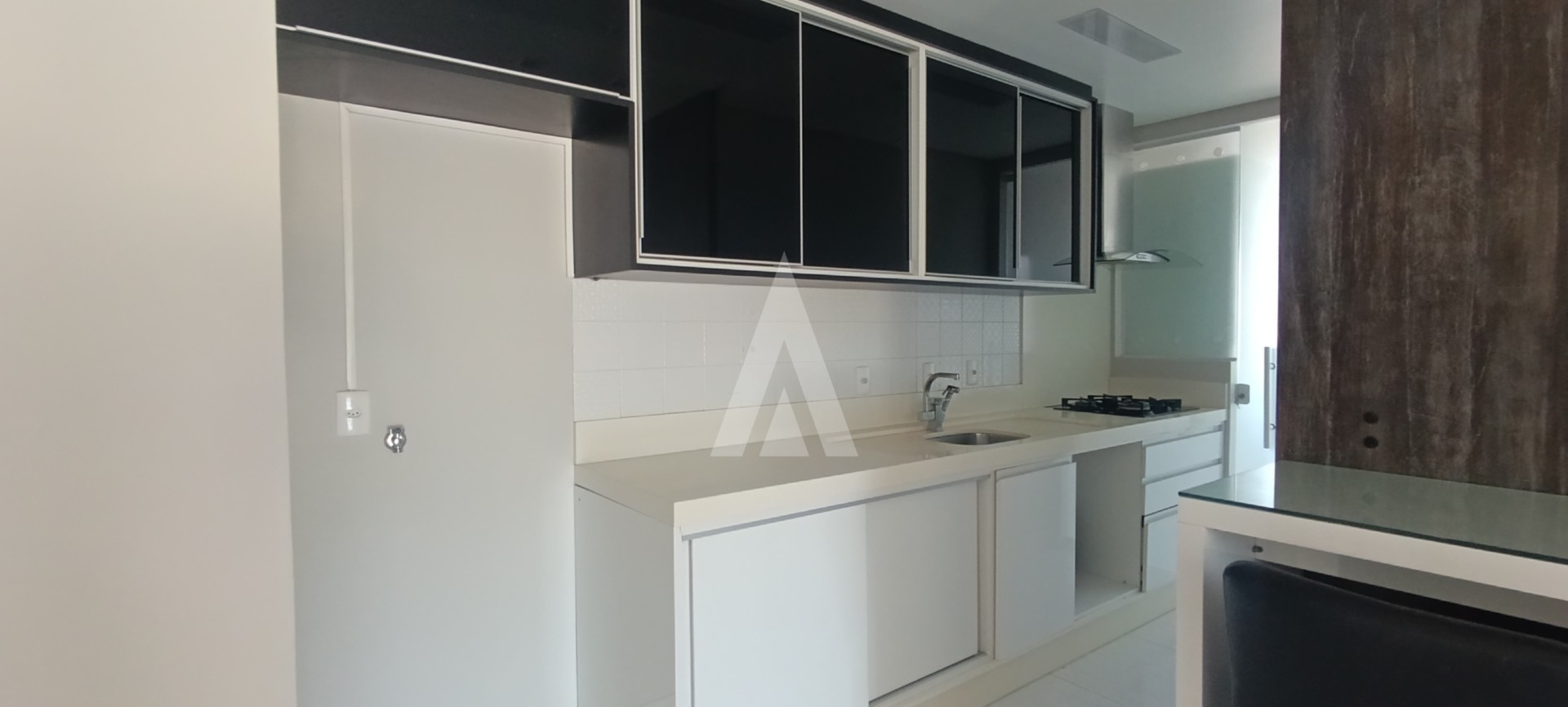 Apartamento com 02 quartos, sendo suítes e sacada com churrasqueira no Saguaçu. — foto 4