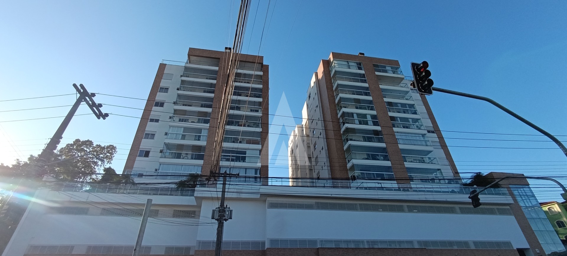 Apartamento com 02 quartos, sendo suítes e sacada com churrasqueira no Saguaçu. - foto 1