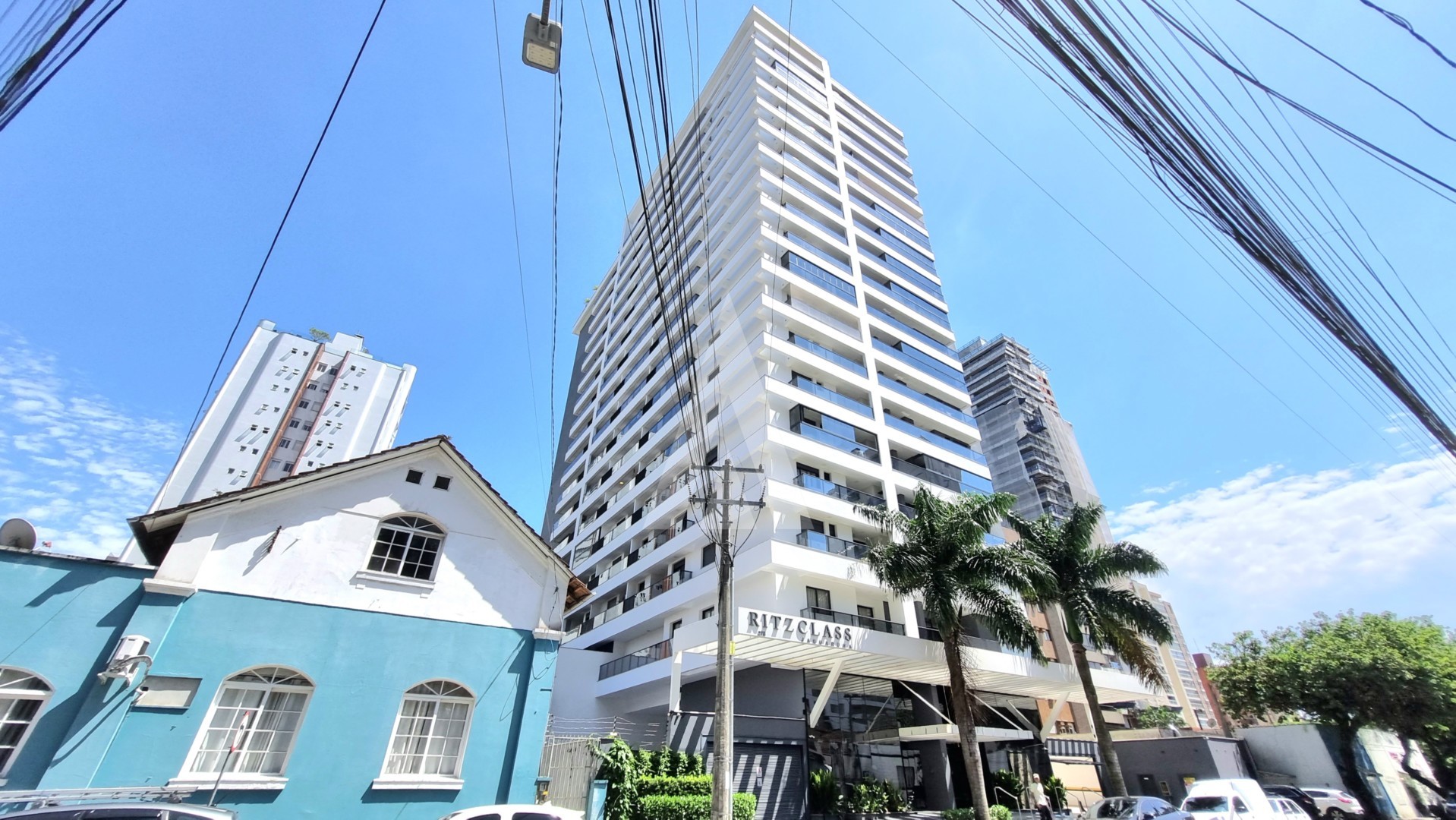 Apartamento de alto padrão, com 1 quarto, sacada com churrasqueira, prédio com elevador e 1 vaga de garagem, no Centro de Joinvi — foto 2