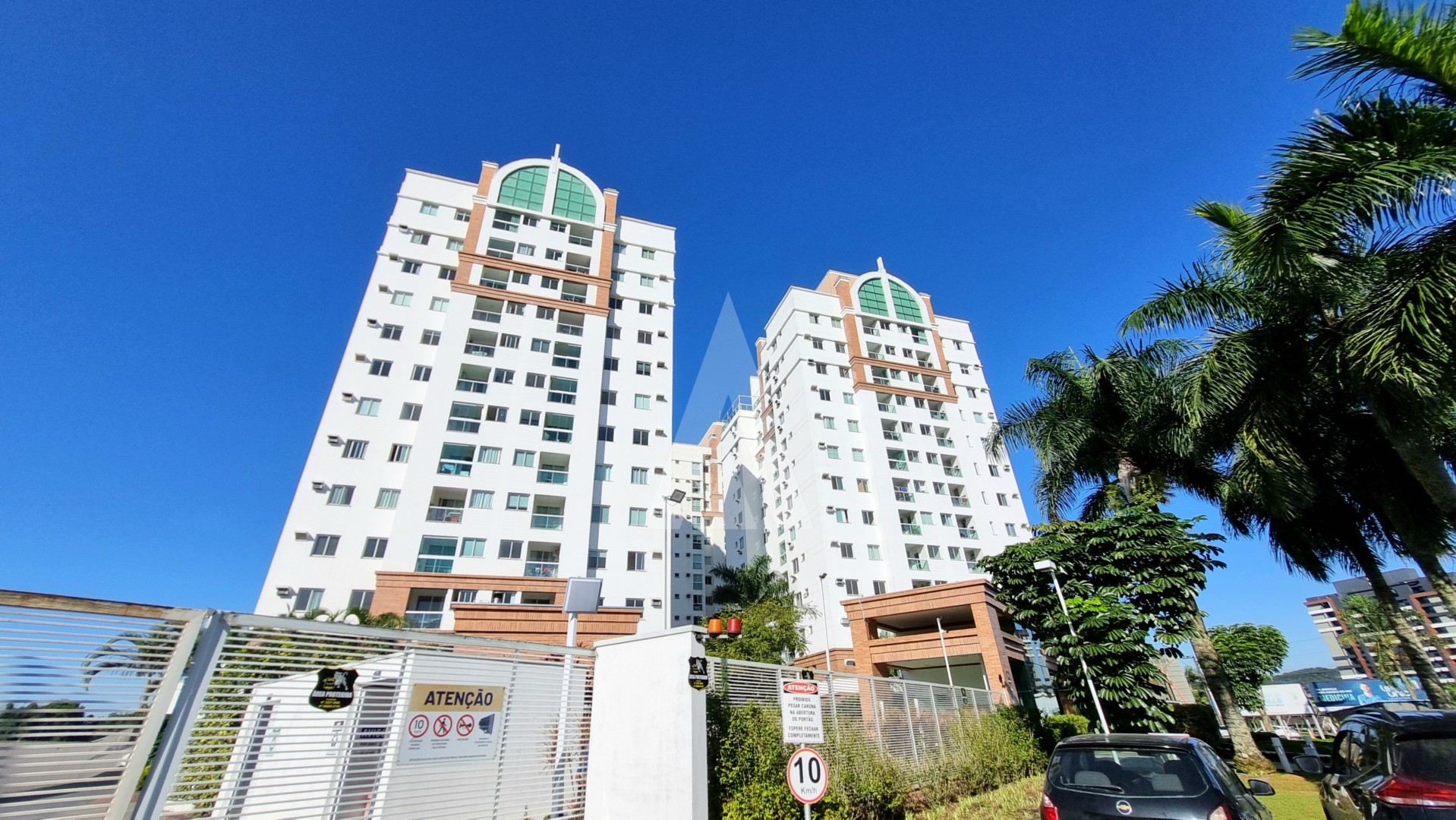 Apartamento com 3 quartos sendo 1 suíte, sacada e 2 vaga de garagem coberta no bairro Atiradores. — foto 3