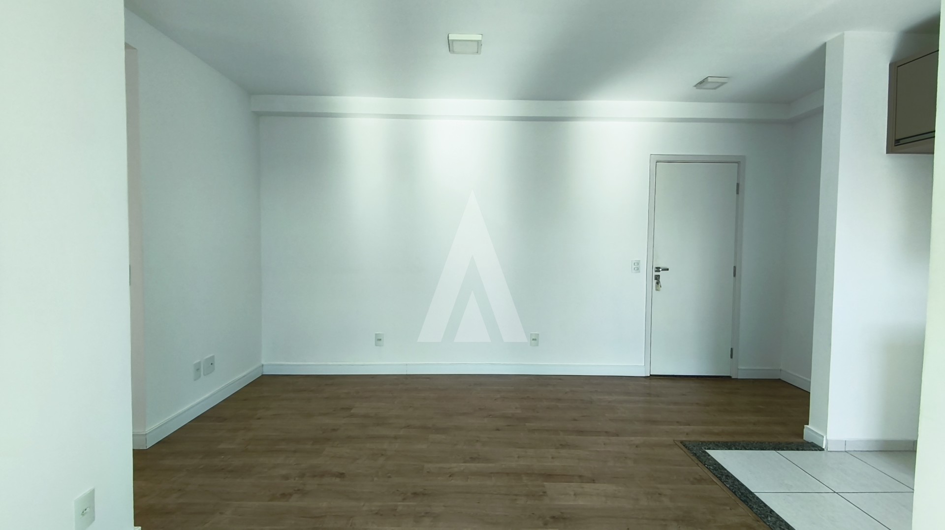 Apartamento com 3 quartos sendo 1 suíte, sacada e 2 vaga de garagem coberta no bairro Atiradores. — foto 7