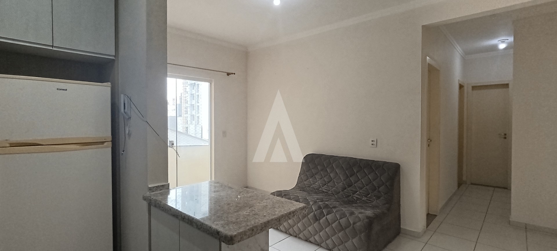 Apartamento com 02 quartos, cozinha com armários e sacada com churrasqueira no Floresta — foto 2