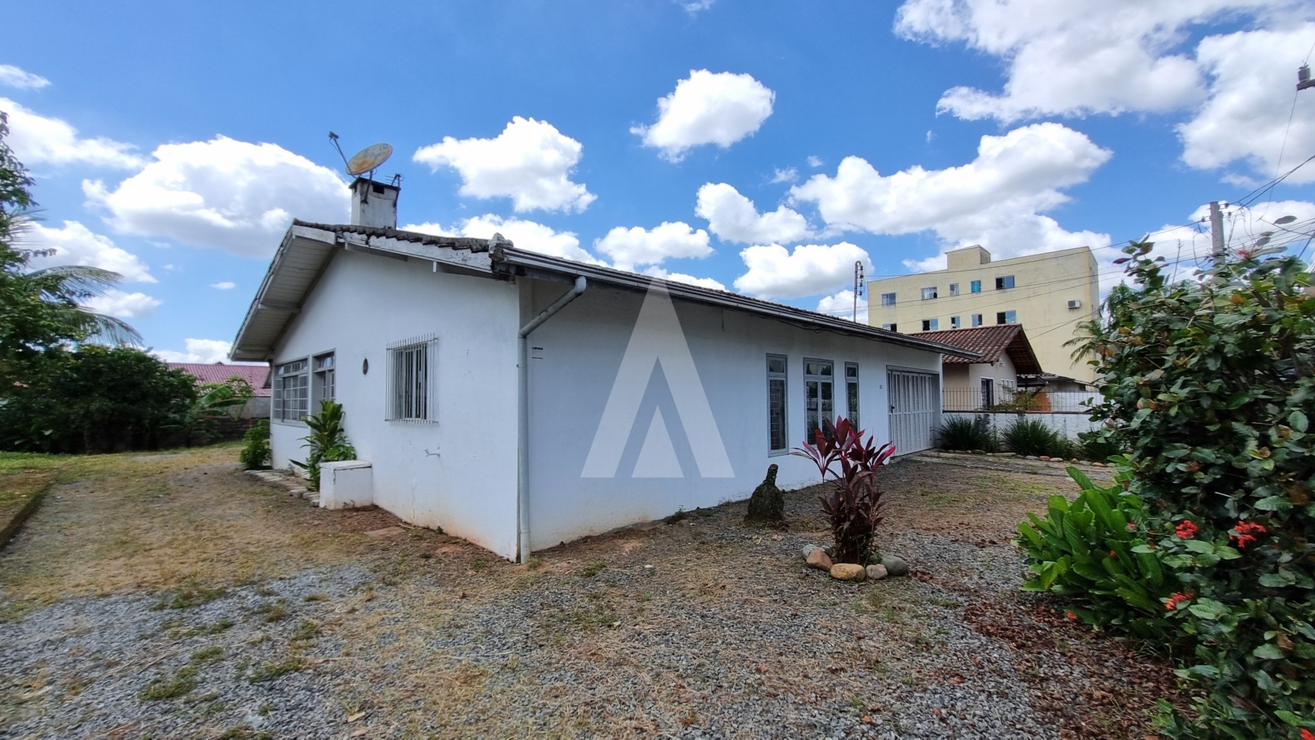 Casa residencial com 03 quartos e 2 vagas de garagem coberta no bairro Costa e Silva. - foto 1