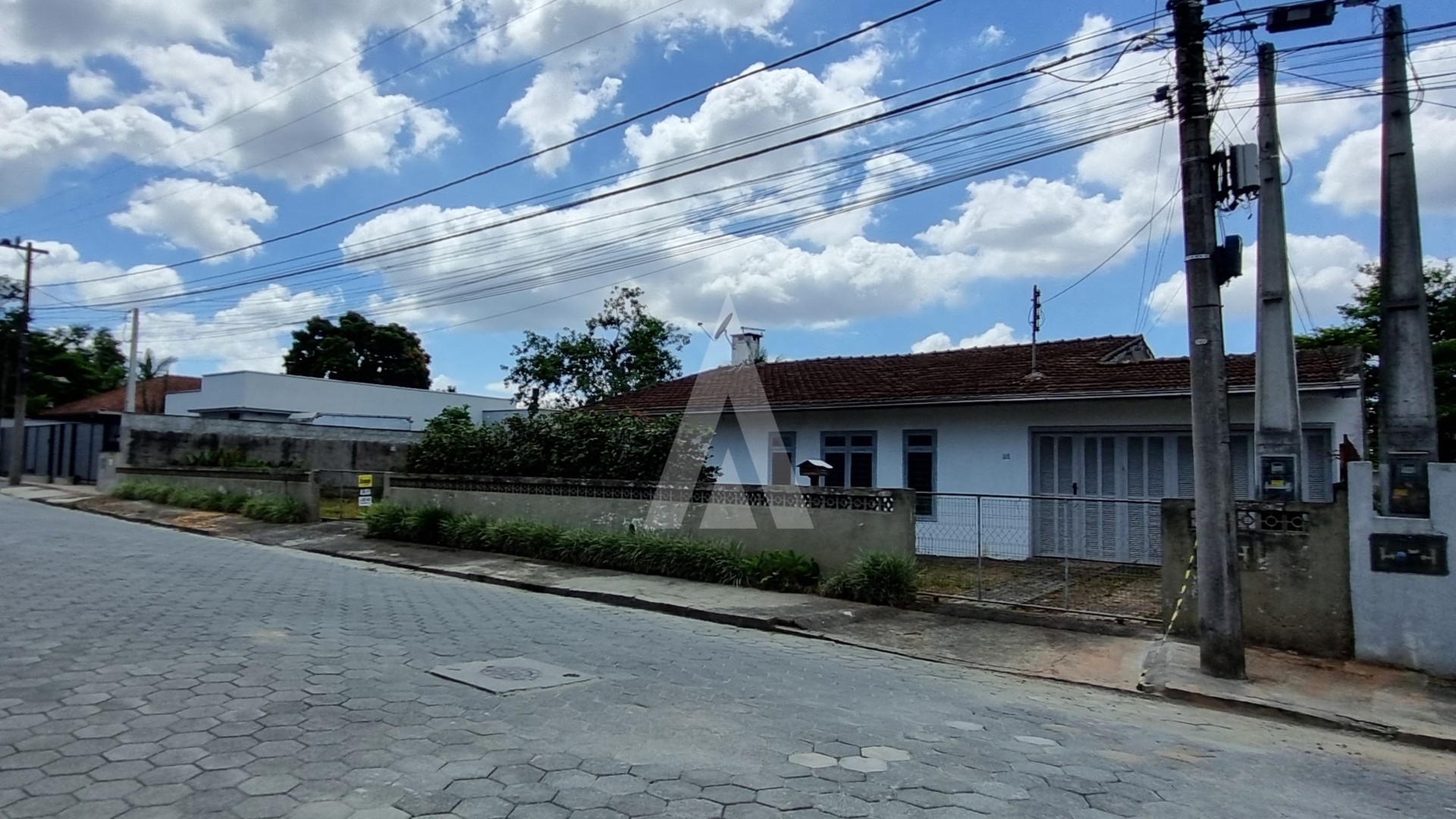 Casa residencial com 03 quartos e 2 vagas de garagem coberta no bairro Costa e Silva. — foto 3