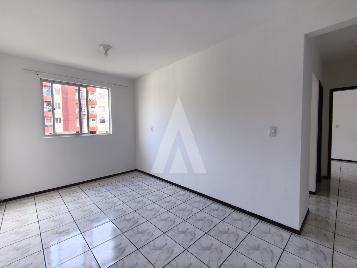 Apartamento no Saguaçu com 02 quartos e 01 vaga de garagem coberta. — foto 2