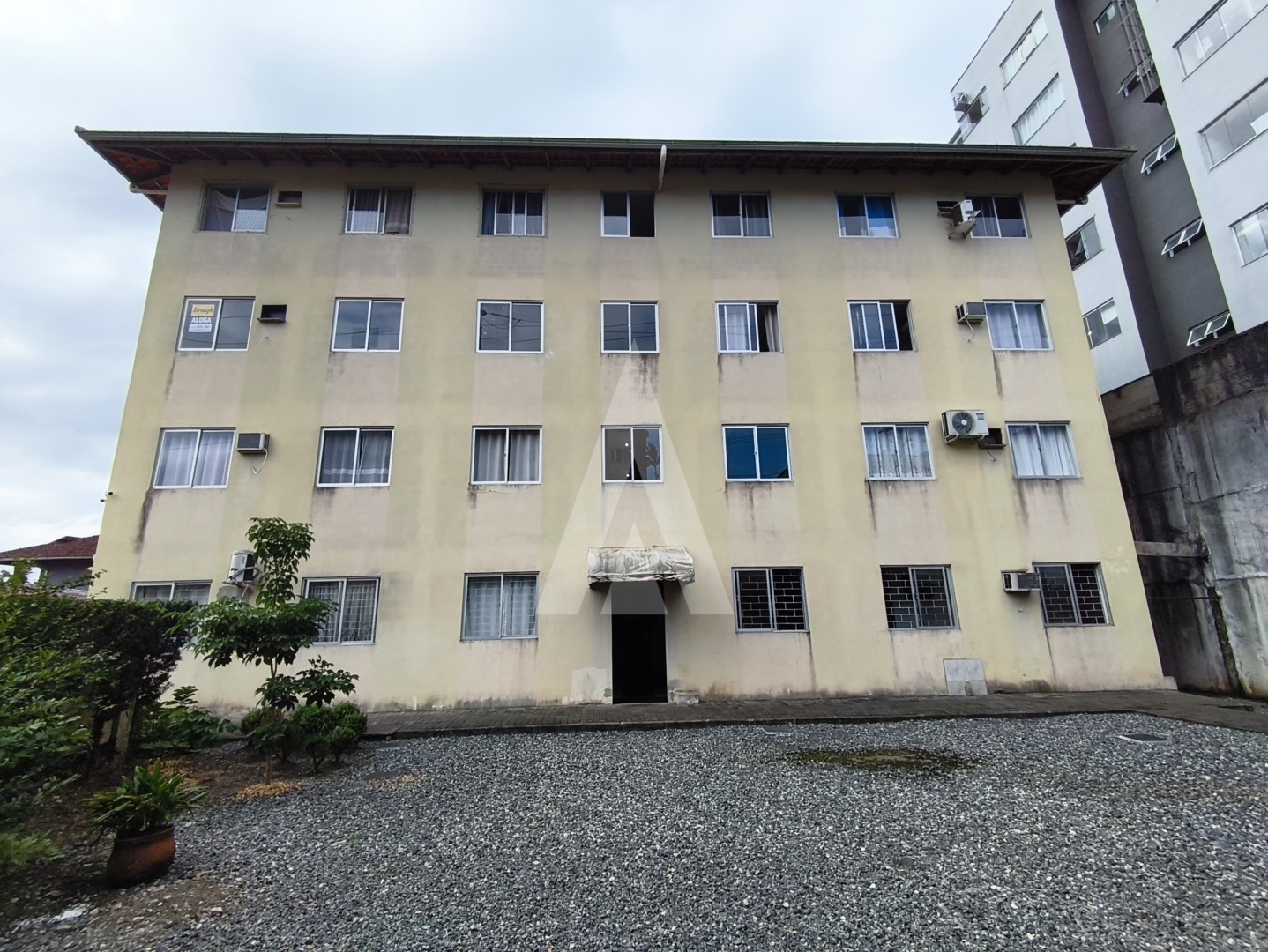 Apartamento no Saguaçu com 02 quartos e 01 vaga de garagem coberta. - foto 1