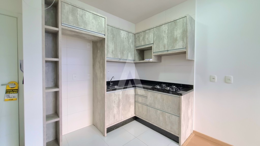 Apartamento no Centro com 01 quarto e cozinha com armários e 01 vaga de garagem. — foto 3