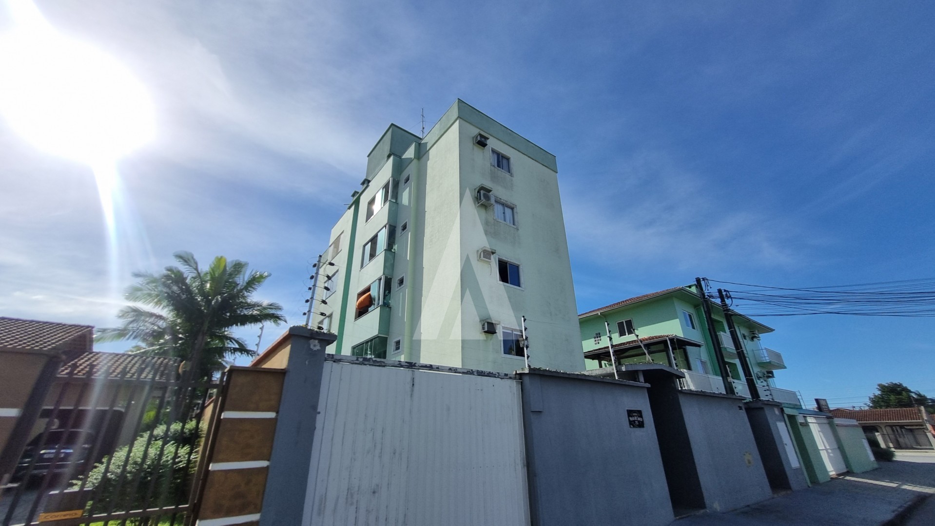 Apartamento semi mobiliado com 2 quartos no bairro Iririú - foto 1