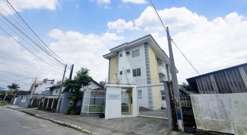 Apartamento no bairro Costa e Silva com 3 quartos, cozinha com armários, sacada com churrasqueira e 1 vaga de garagem. — foto 2