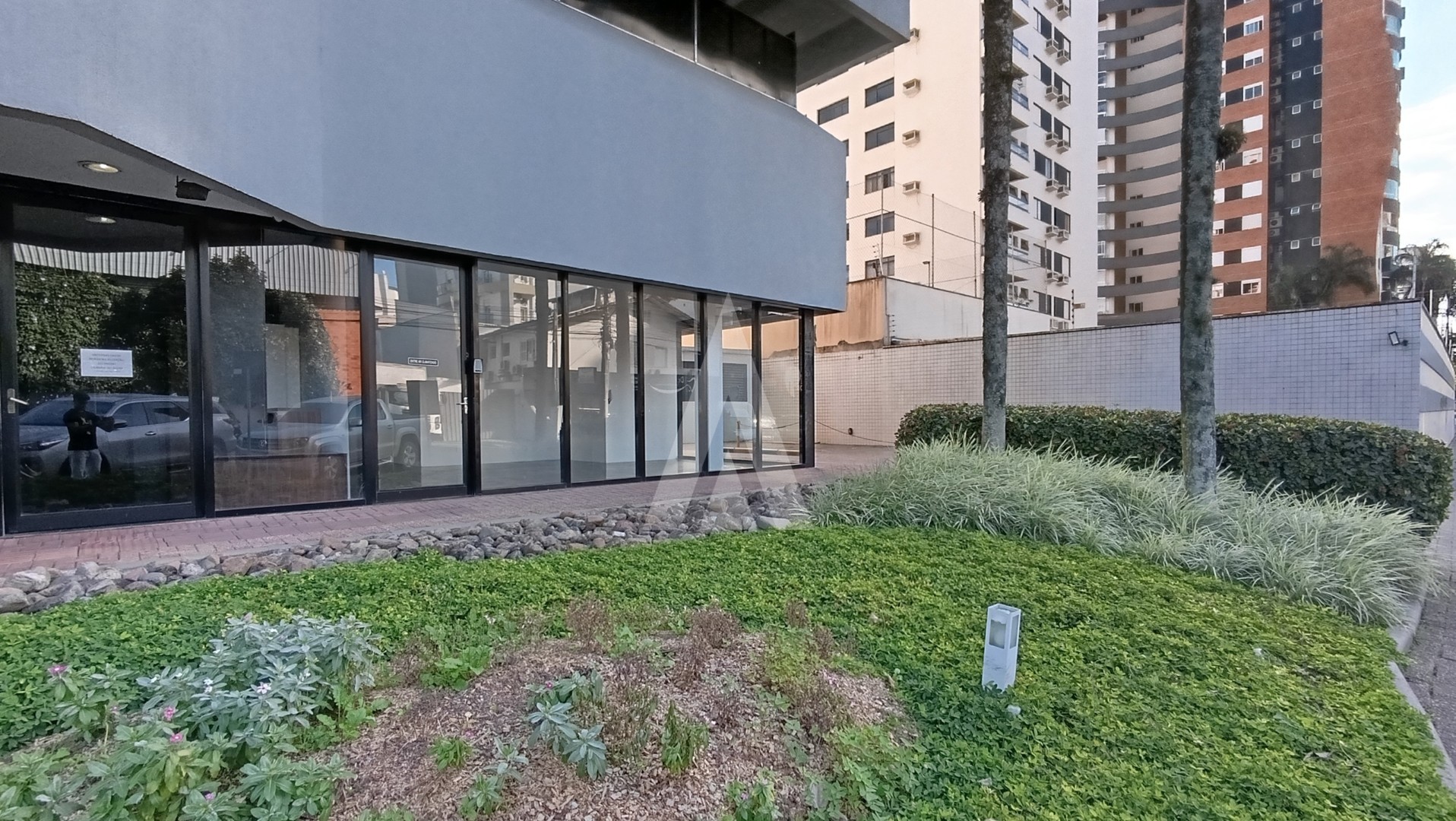 Loja comercial no Centro em Joinville com 2 amplas salas, lavabo e 1 vaga coberta. — foto 2