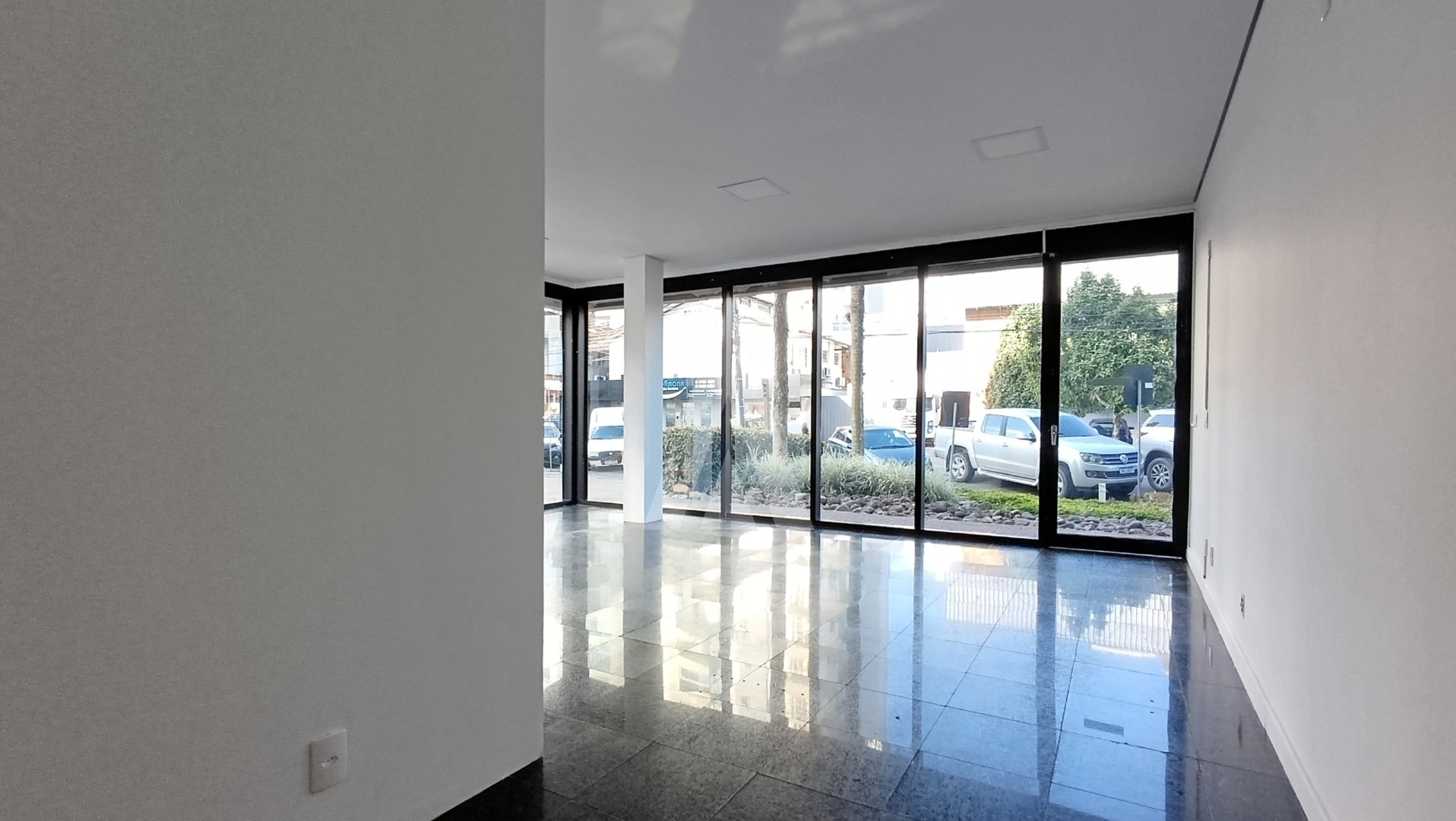 Loja comercial no Centro em Joinville com 2 amplas salas, lavabo e 1 vaga coberta. — foto 3
