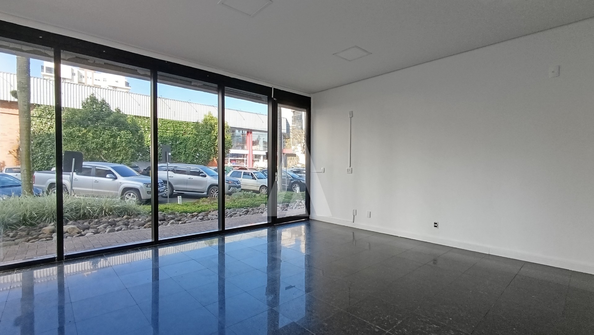 Loja comercial no Centro em Joinville com 2 amplas salas, lavabo e 1 vaga coberta. — foto 4