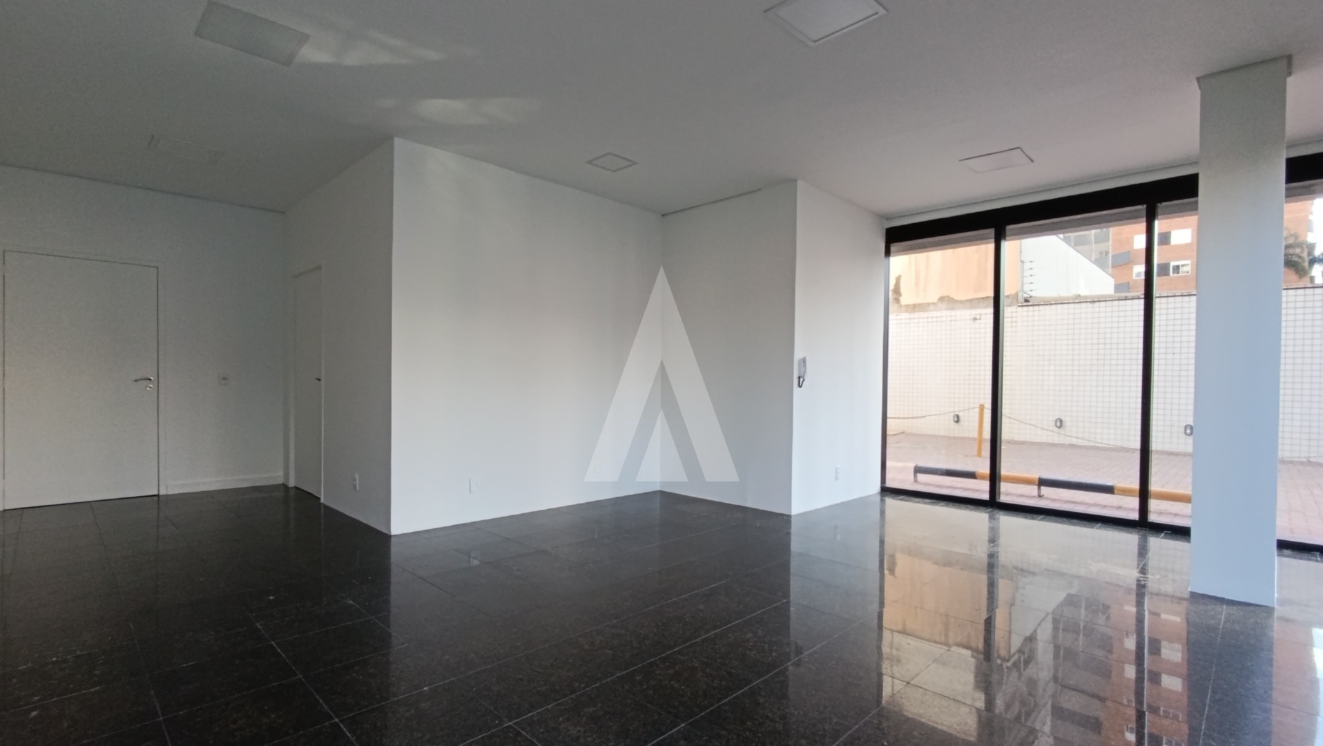 Loja comercial no Centro em Joinville com 2 amplas salas, lavabo e 1 vaga coberta. — foto 6