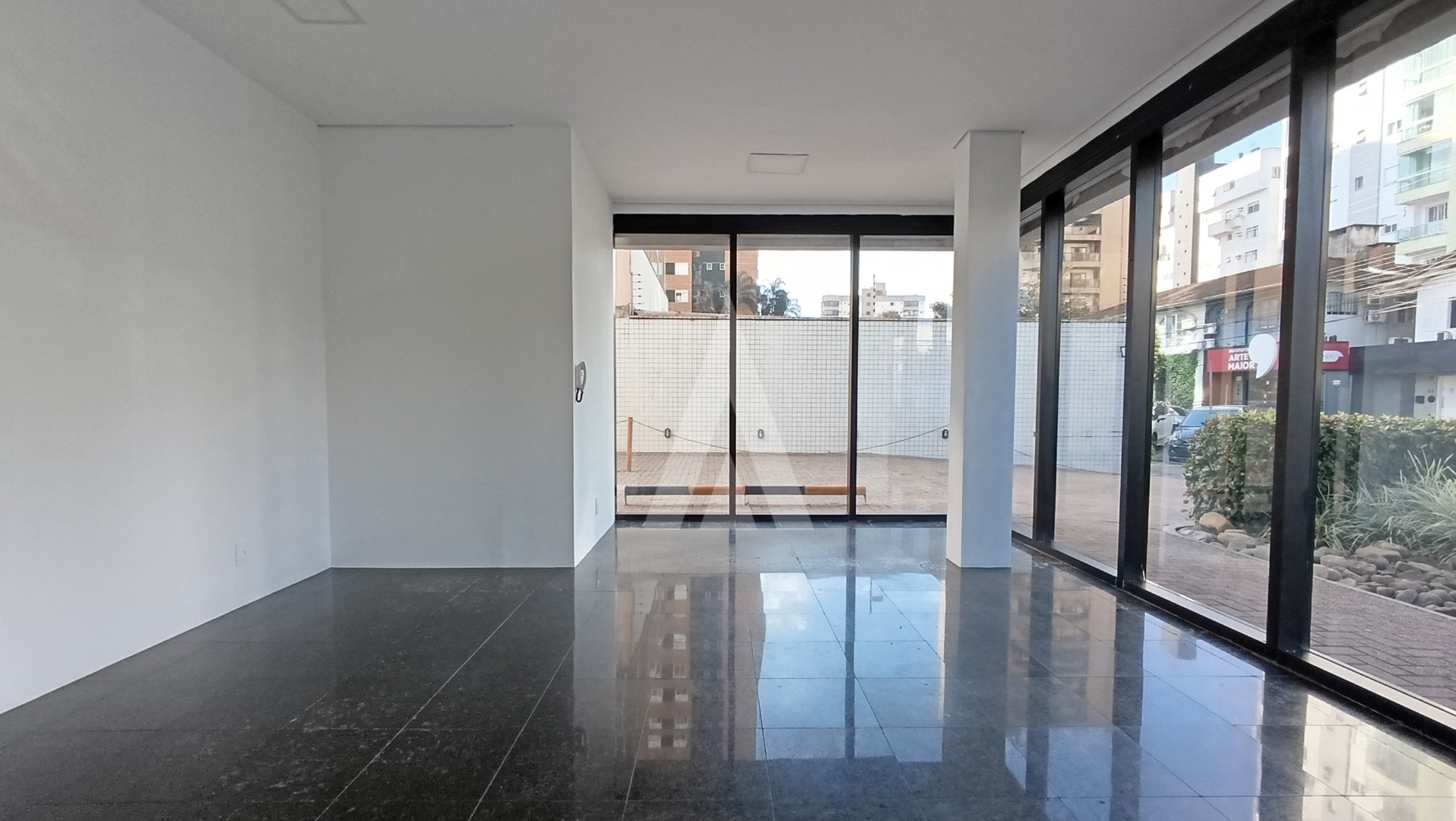 Loja comercial no Centro em Joinville com 2 amplas salas, lavabo e 1 vaga coberta. — foto 7